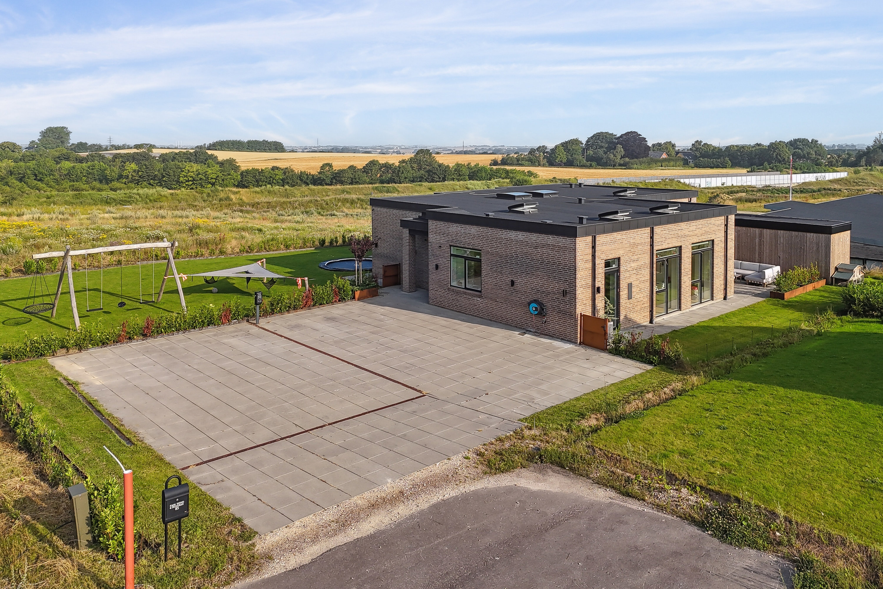 Fremhævet set fra vej billede i fuldskærmstilstand. Billede af Stjernebakken 85, 4200 Slagelse