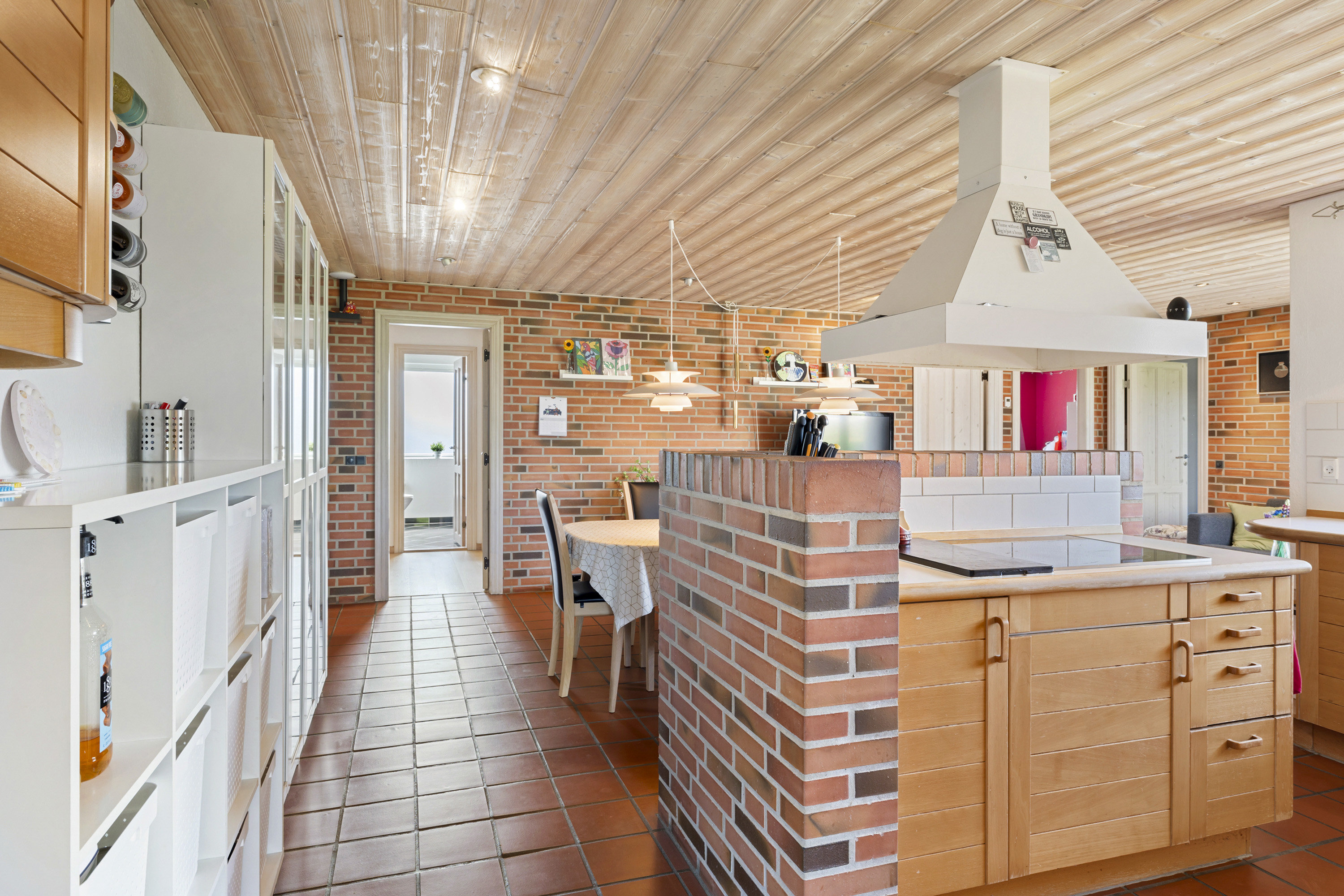 Fremhævet køkken billede i fuldskærmstilstand. Billede af Præstegårdsvej 21, Gærum, 9900 Frederikshavn