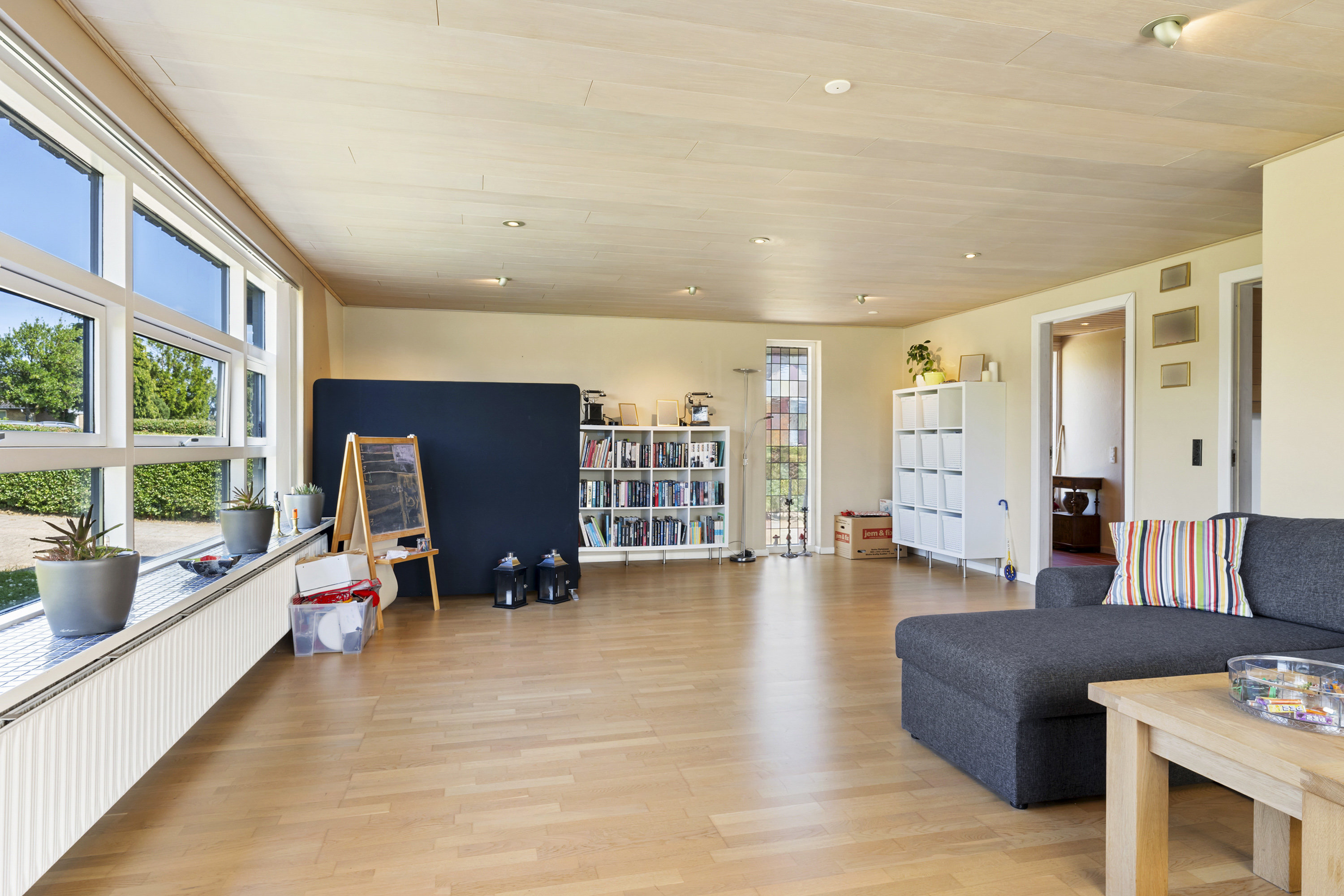 Fremhævet stue billede i fuldskærmstilstand. Billede af Præstegårdsvej 21, Gærum, 9900 Frederikshavn