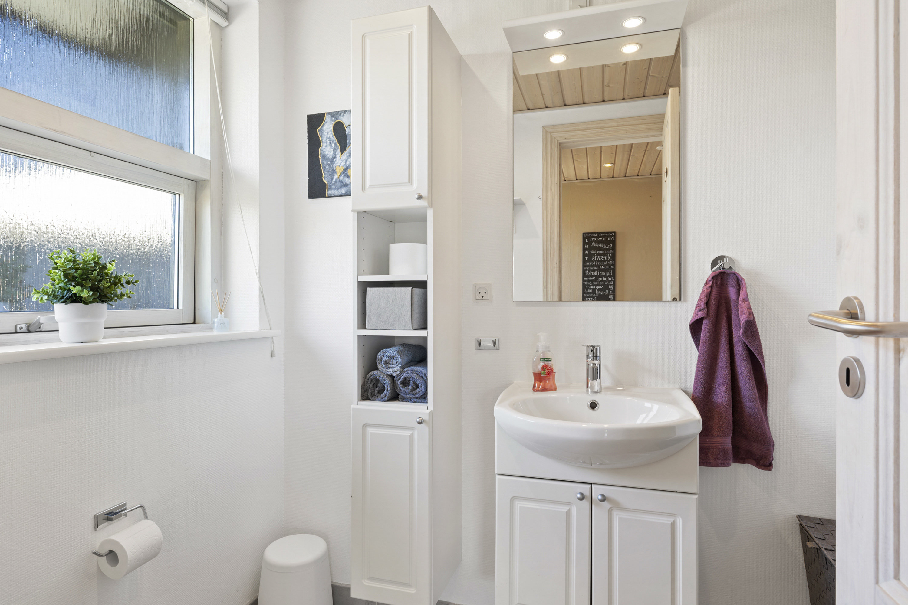 Fremhævet badeværelse billede i fuldskærmstilstand. Billede af Præstegårdsvej 21, Gærum, 9900 Frederikshavn