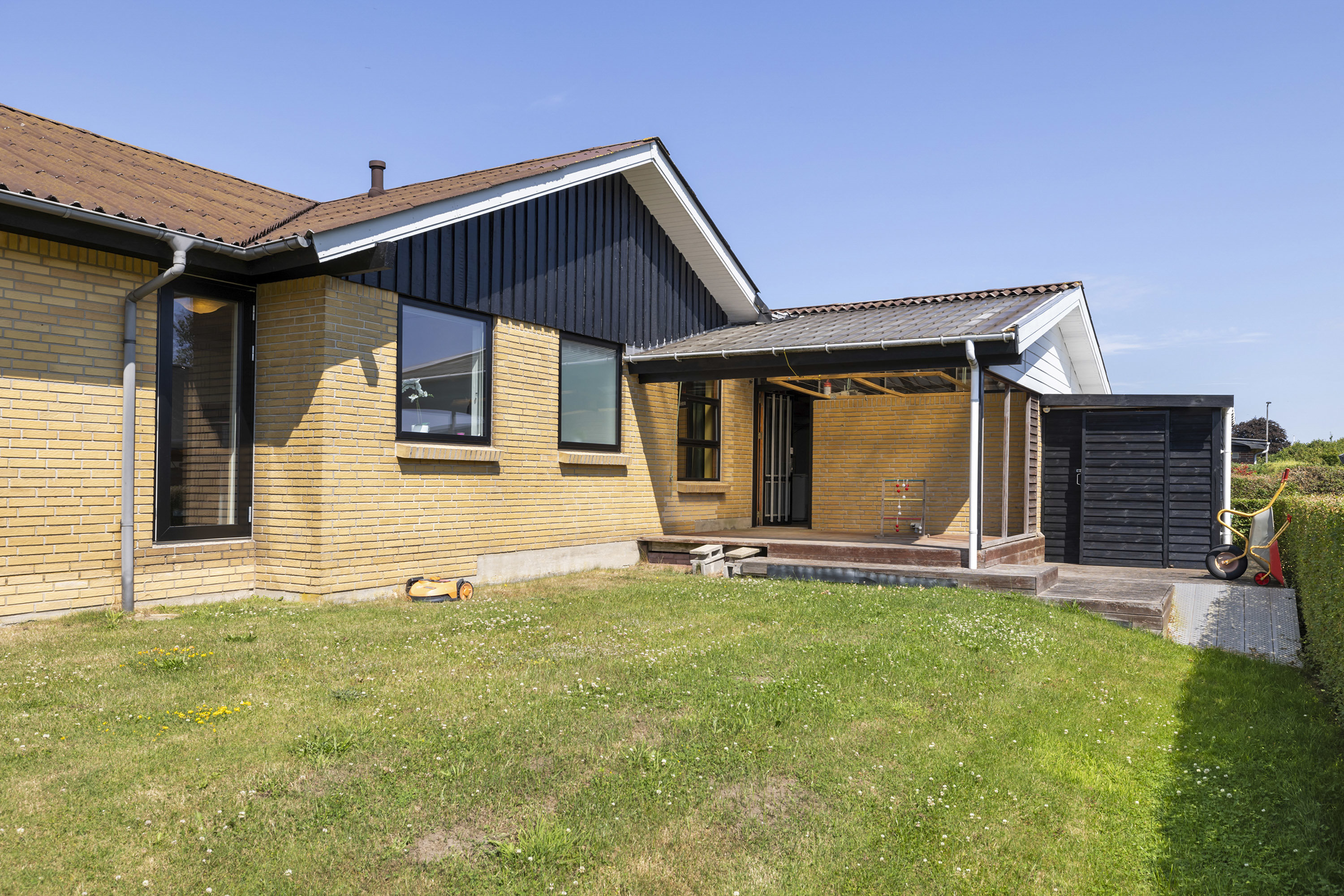 Fremhævet facade billede i fuldskærmstilstand. Billede af Præstegårdsvej 21, Gærum, 9900 Frederikshavn