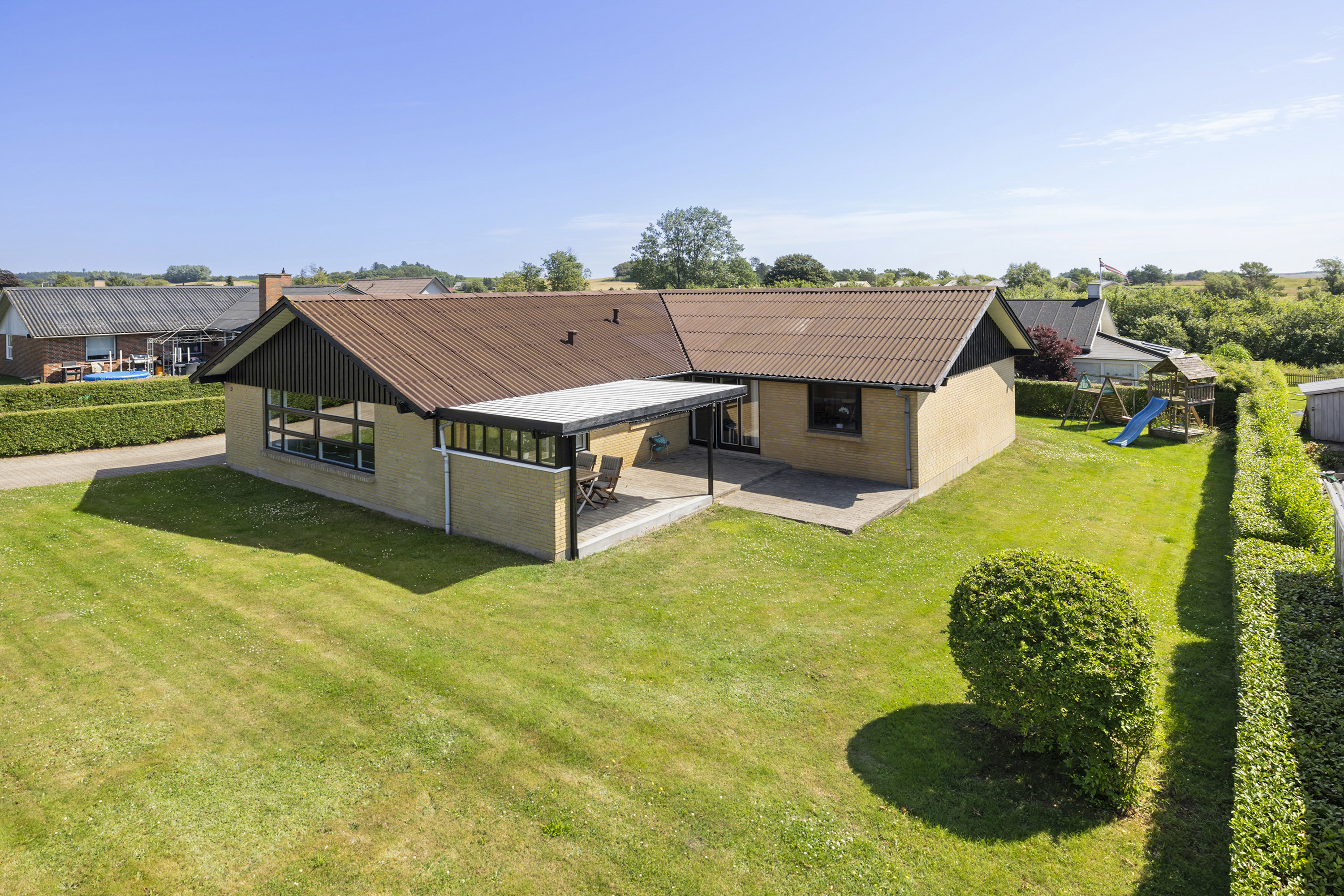 Fremhævet facade billede i fuldskærmstilstand. Billede af Præstegårdsvej 21, Gærum, 9900 Frederikshavn