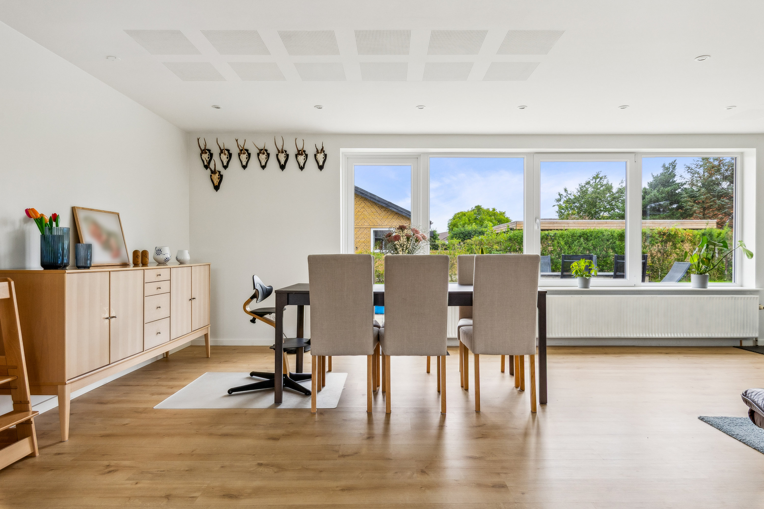 Fremhævet stue billede i fuldskærmstilstand. Billede af Uglevænget 6, 6760 Ribe