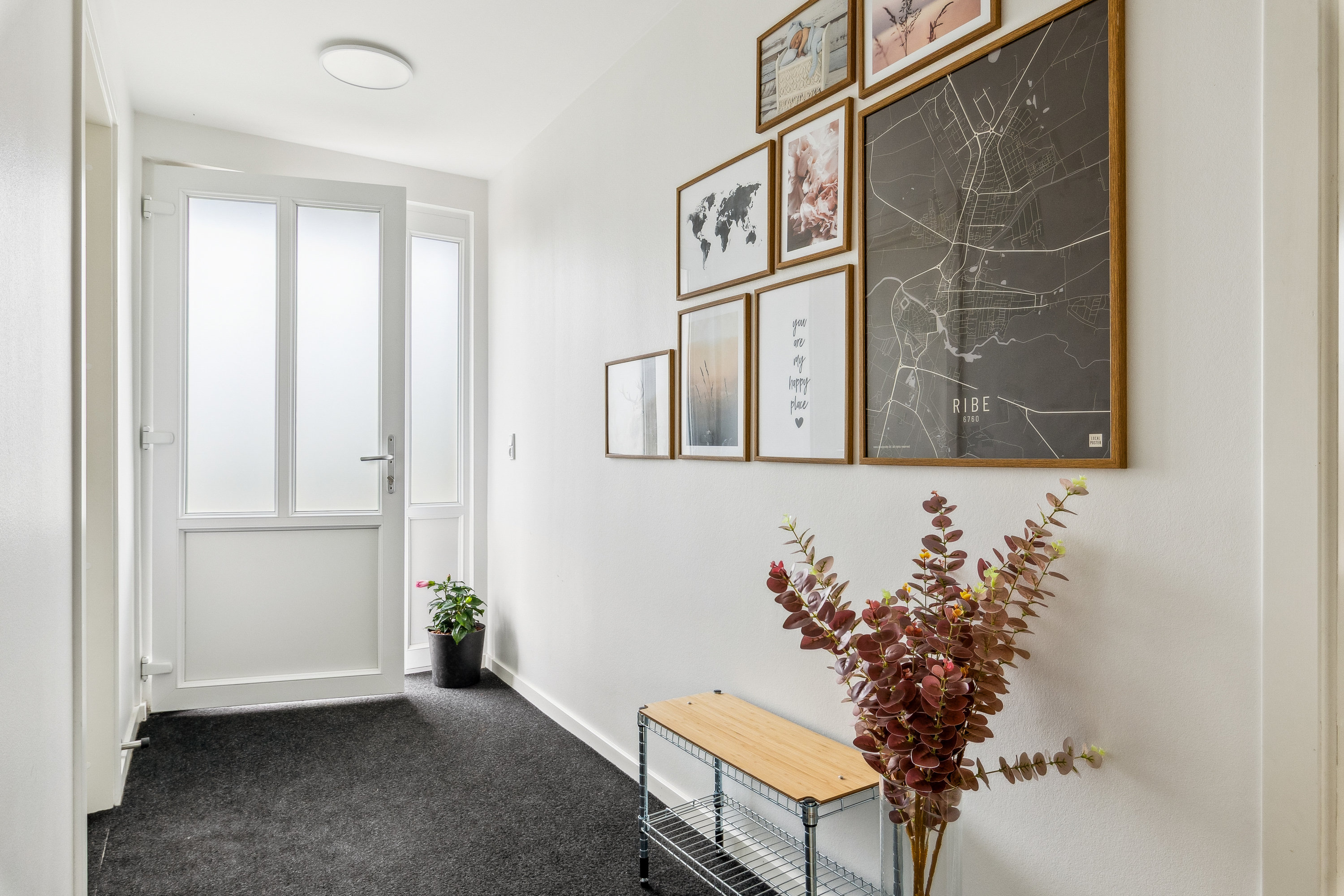 Fremhævet gang billede i fuldskærmstilstand. Billede af Uglevænget 6, 6760 Ribe