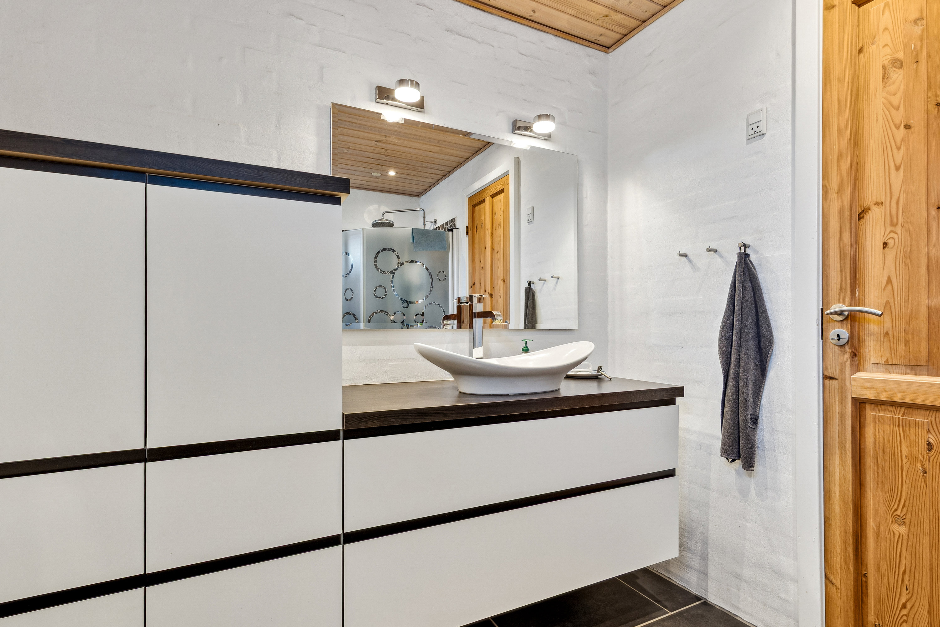 Fremhævet badeværelse billede i fuldskærmstilstand. Billede af Dr Louise Vej 10, 8500 Grenaa