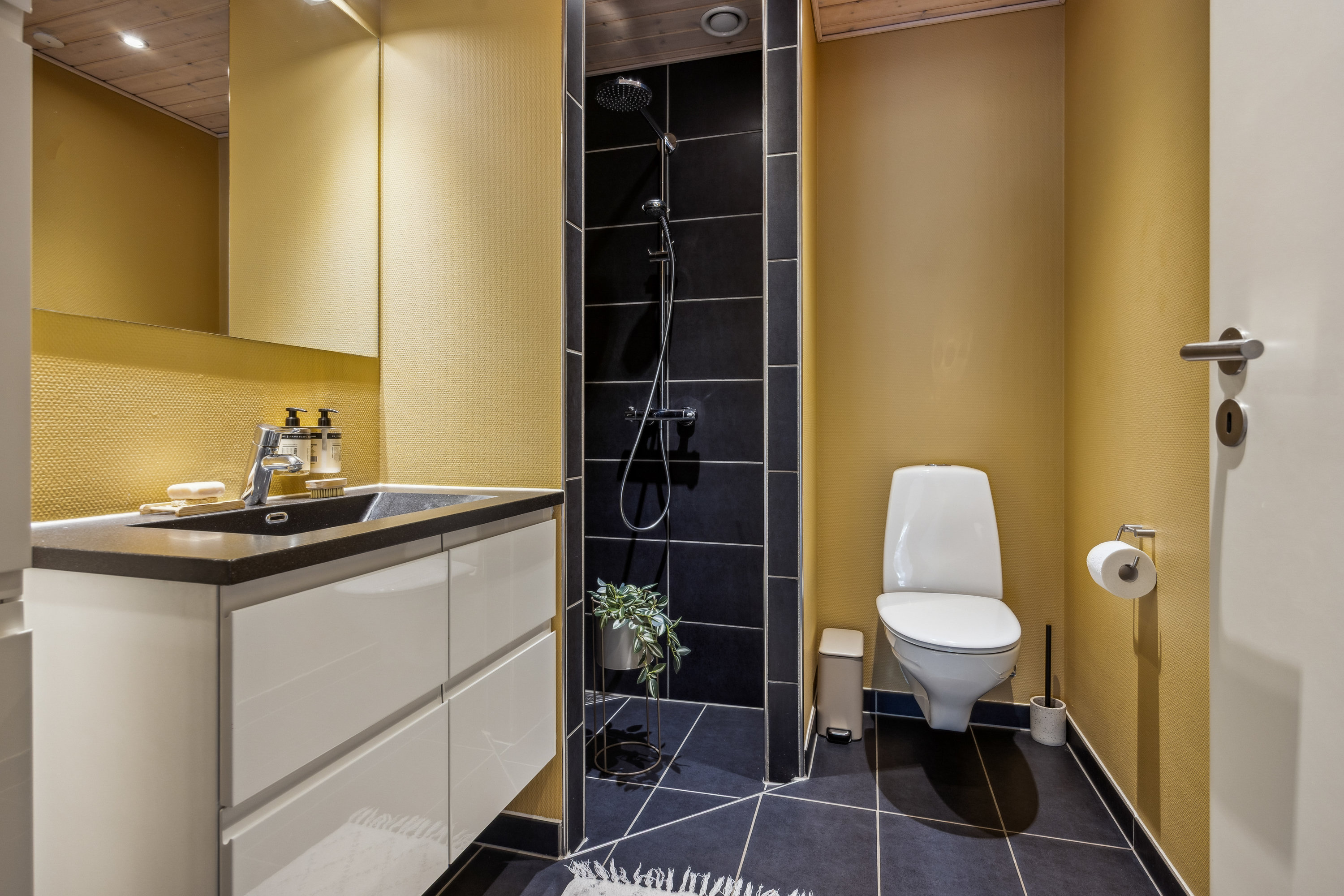 Fremhævet badeværelse billede i fuldskærmstilstand. Billede af Tennisskoven 81, 9320 Hjallerup