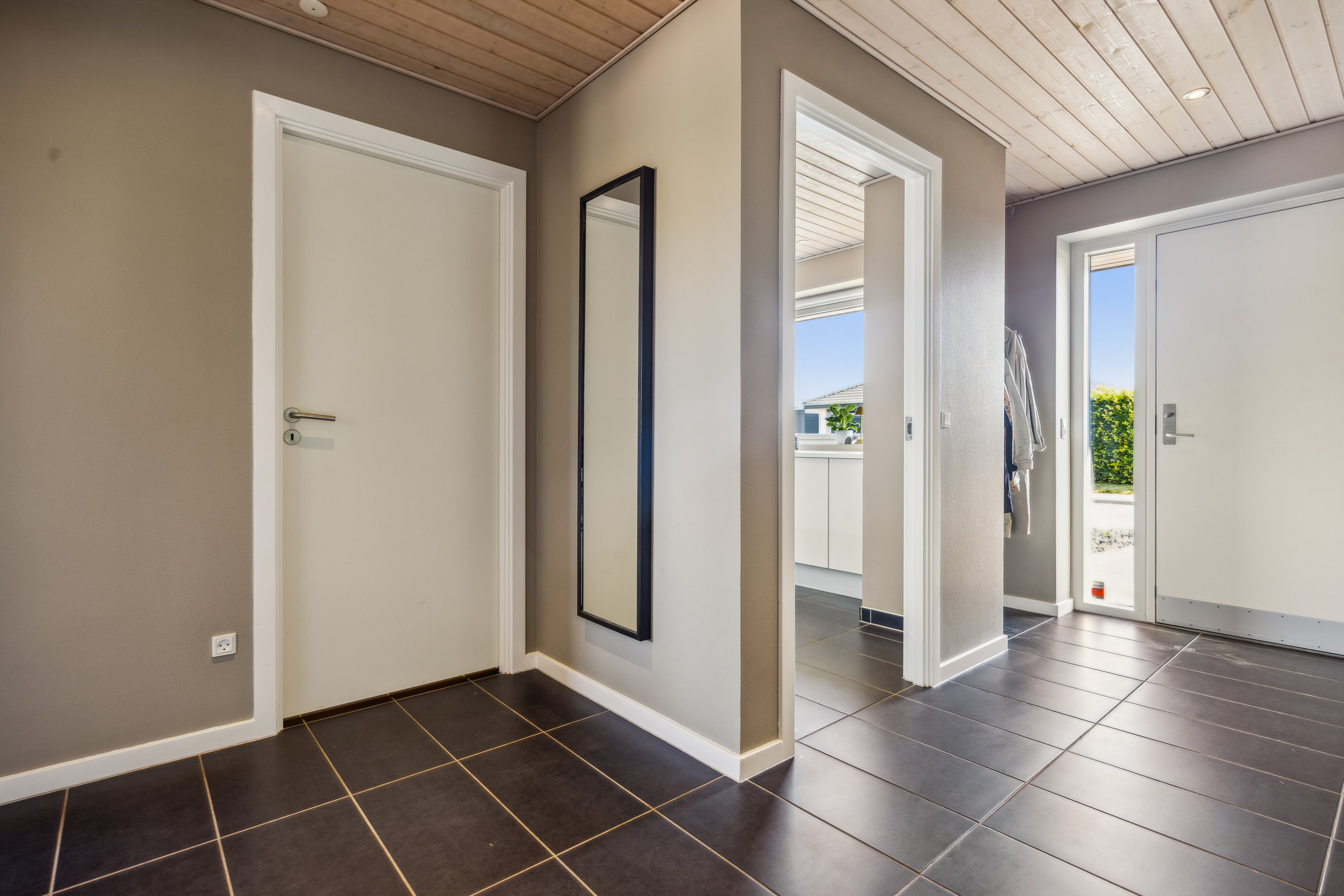 Fremhævet gang billede i fuldskærmstilstand. Billede af Tennisskoven 81, 9320 Hjallerup