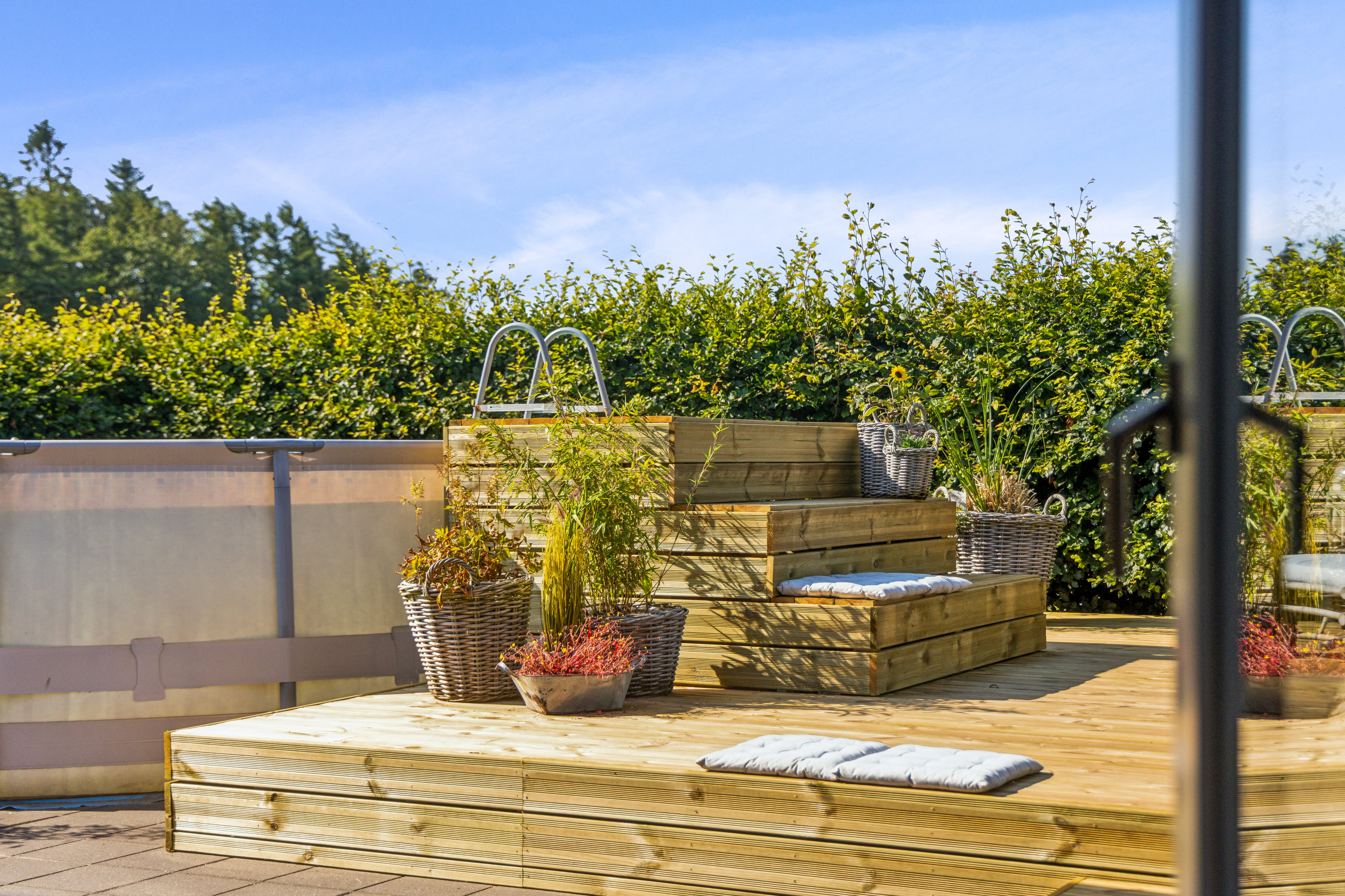 Fremhævet terrasse billede i fuldskærmstilstand. Billede af Tennisskoven 81, 9320 Hjallerup