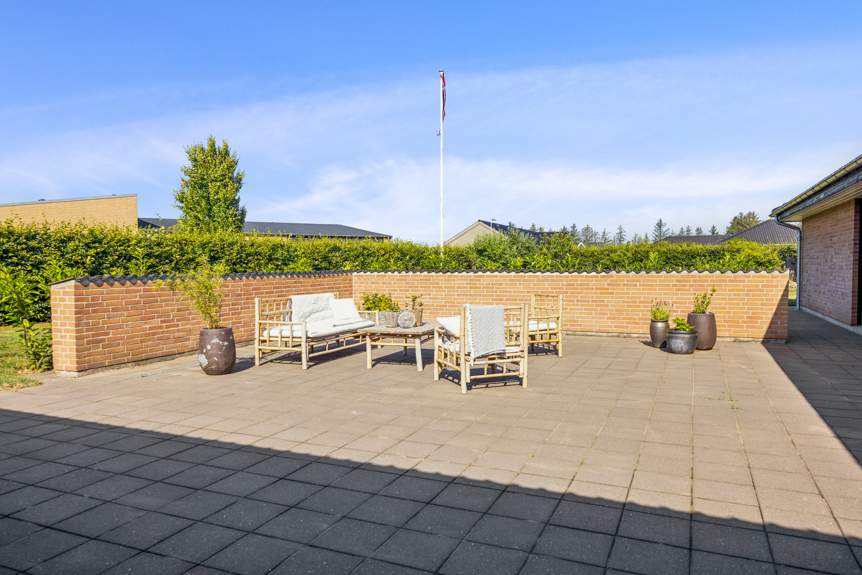 Fremhævet terrasse billede i fuldskærmstilstand. Billede af Tennisskoven 81, 9320 Hjallerup