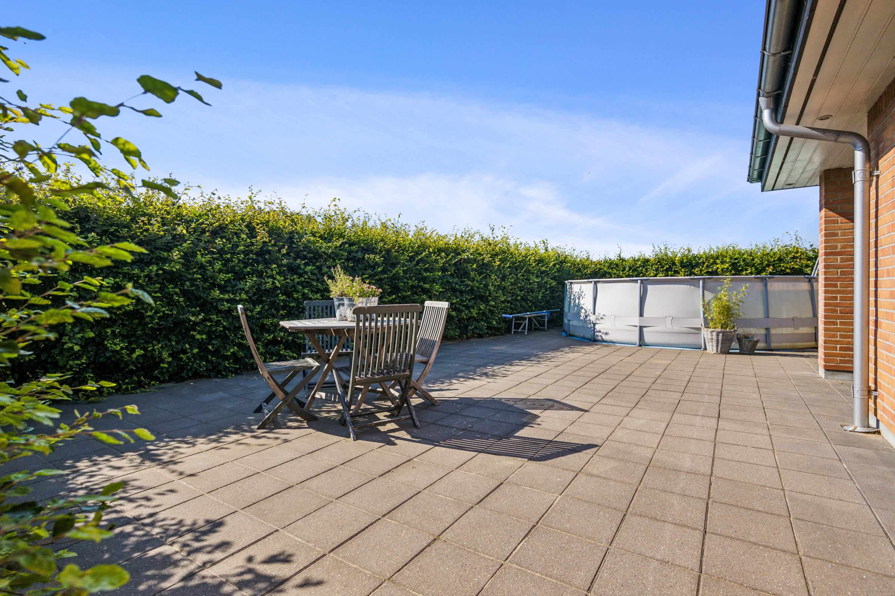 Fremhævet terrasse billede i fuldskærmstilstand. Billede af Tennisskoven 81, 9320 Hjallerup