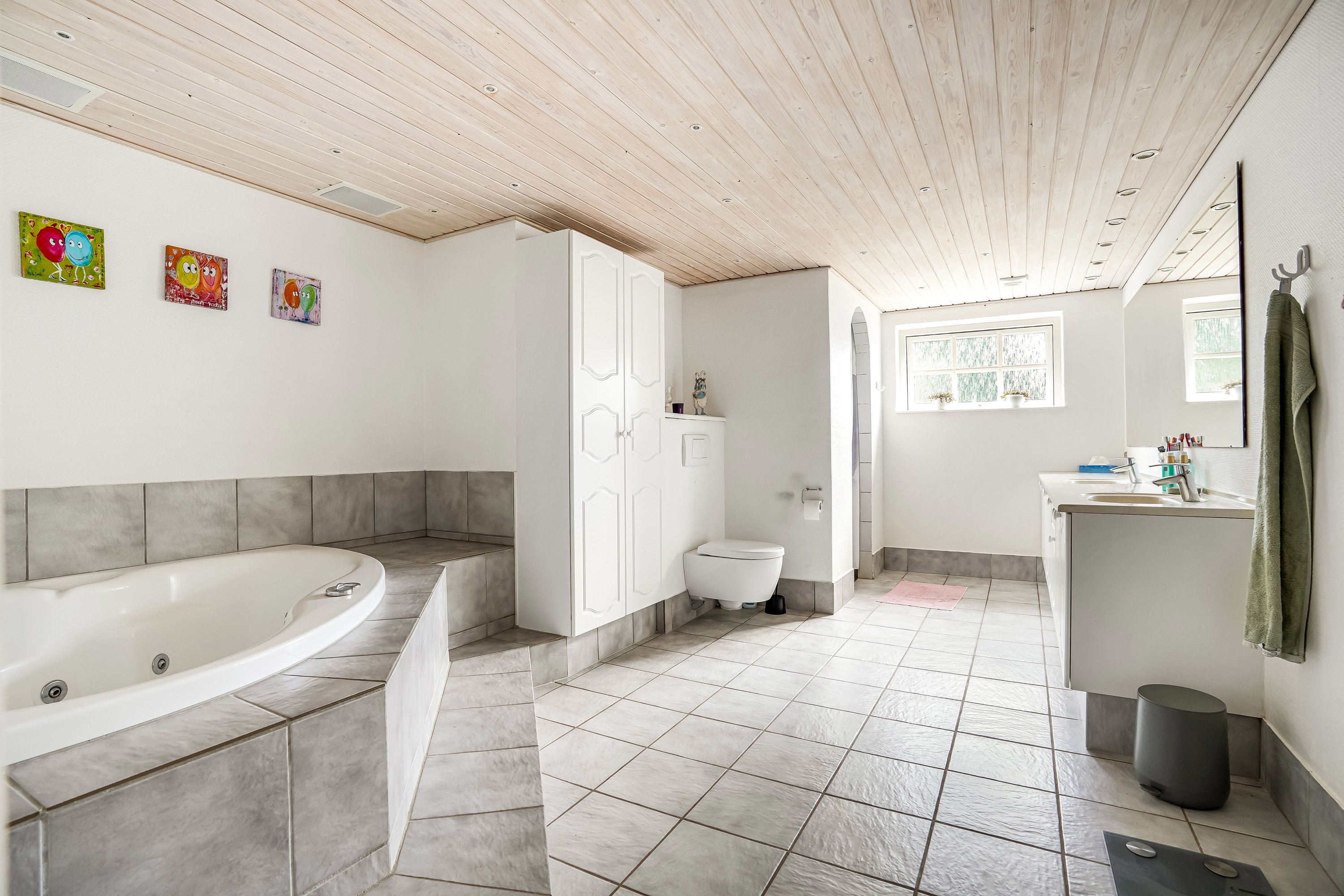 Fremhævet badeværelse billede i fuldskærmstilstand. Billede af Skovløkken 5, 5580 Nørre Aaby