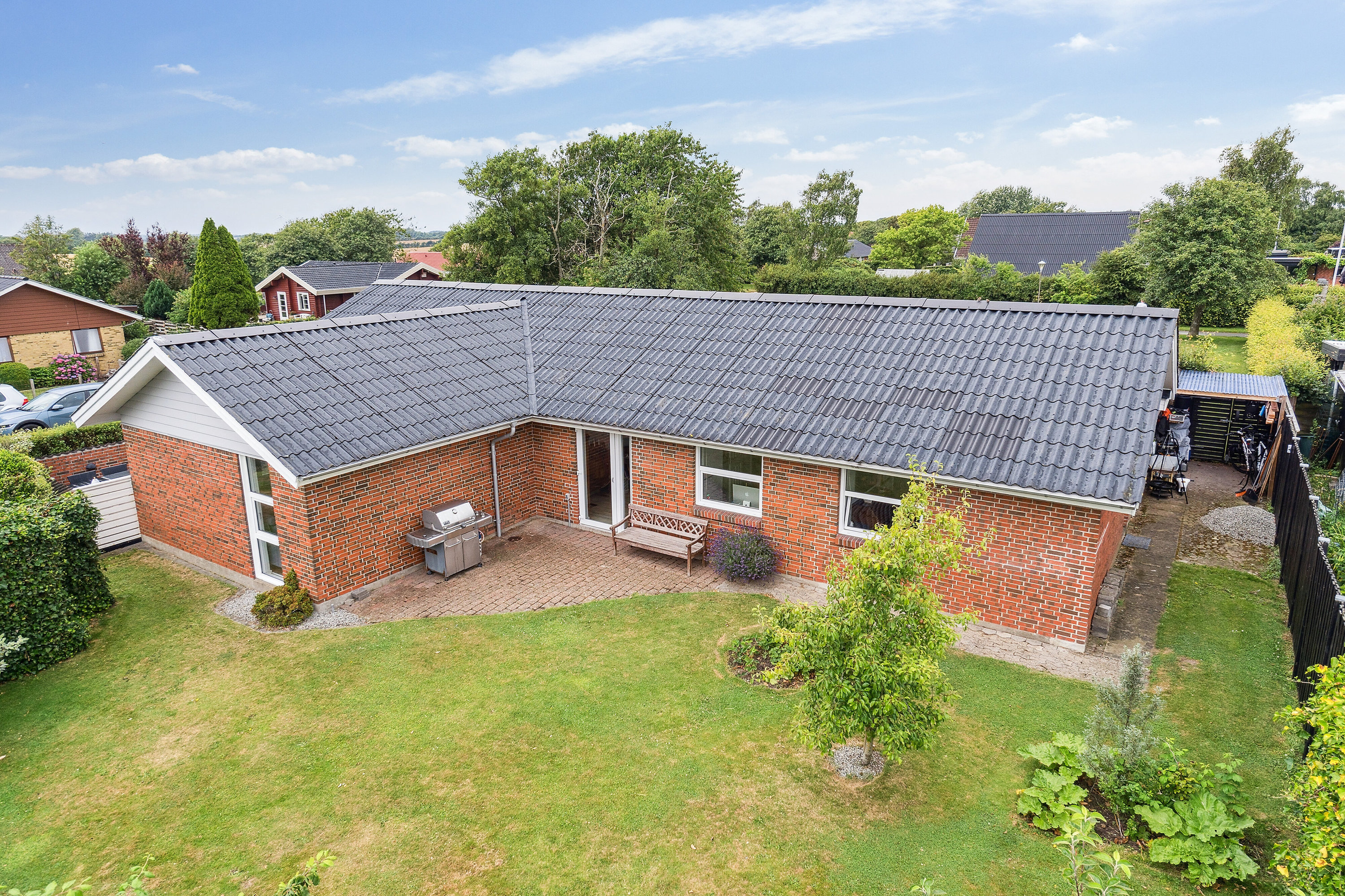 Fremhævet set fra haven billede i fuldskærmstilstand. Billede af Rosenholmvej 6, 9800 Hjørring