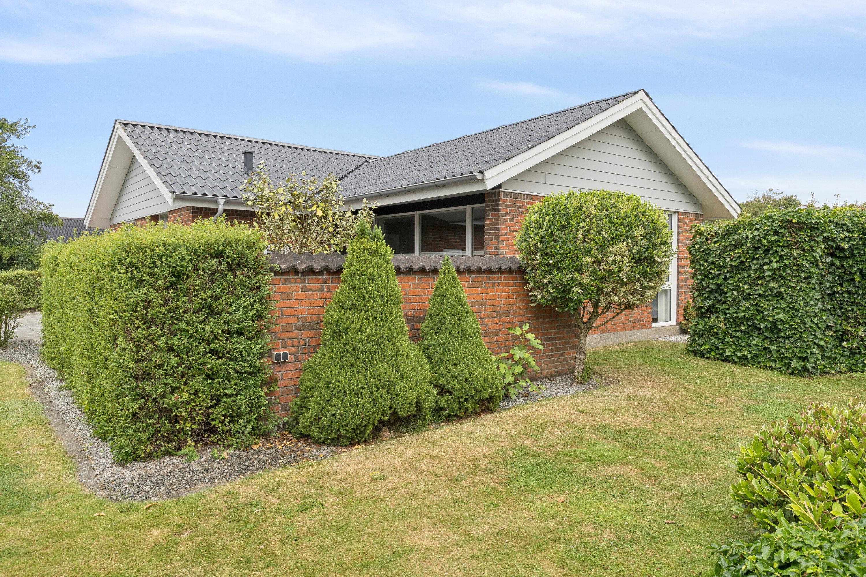 Fremhævet set fra haven billede i fuldskærmstilstand. Billede af Rosenholmvej 6, 9800 Hjørring