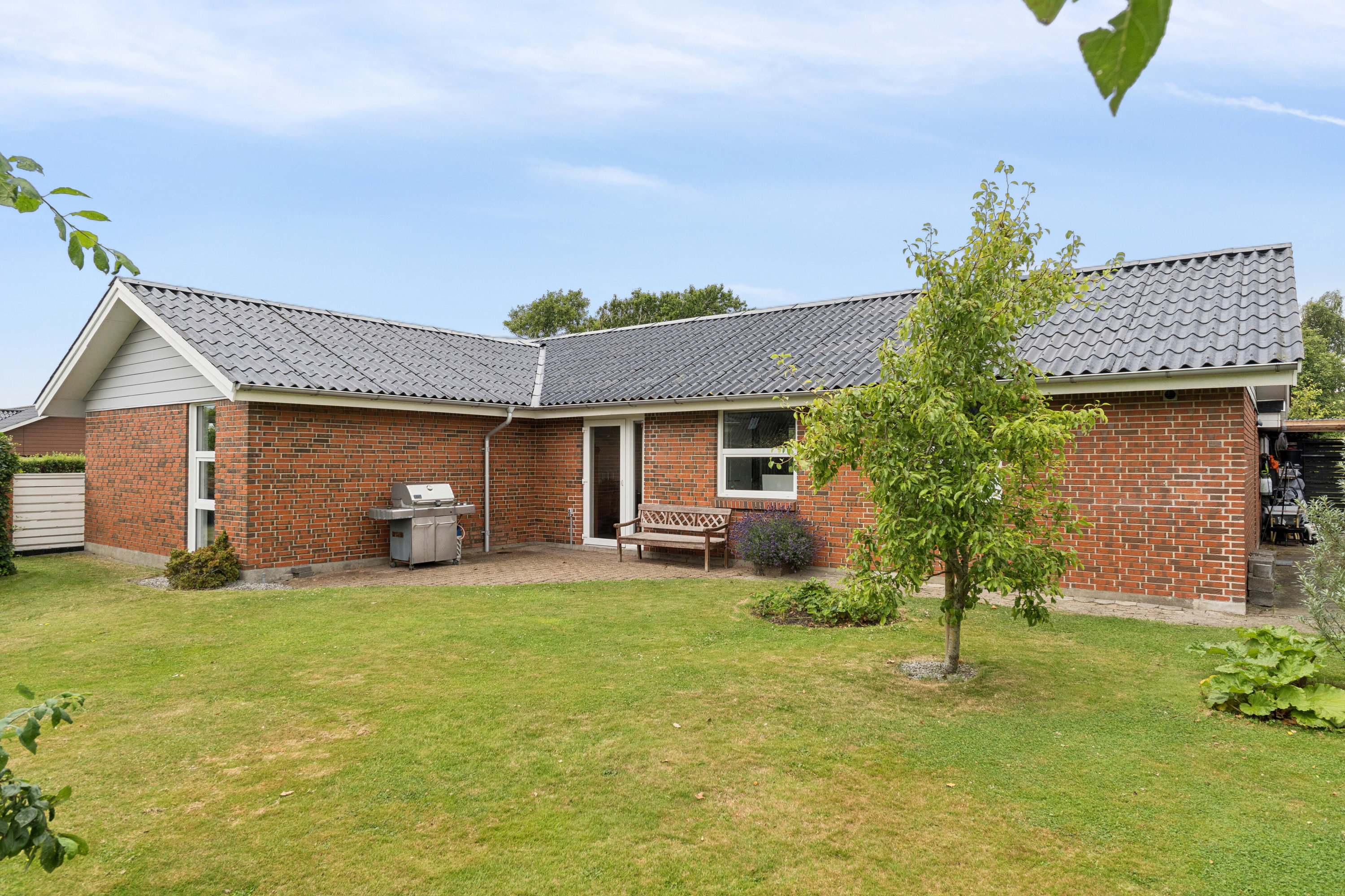 Fremhævet set fra haven billede i fuldskærmstilstand. Billede af Rosenholmvej 6, 9800 Hjørring