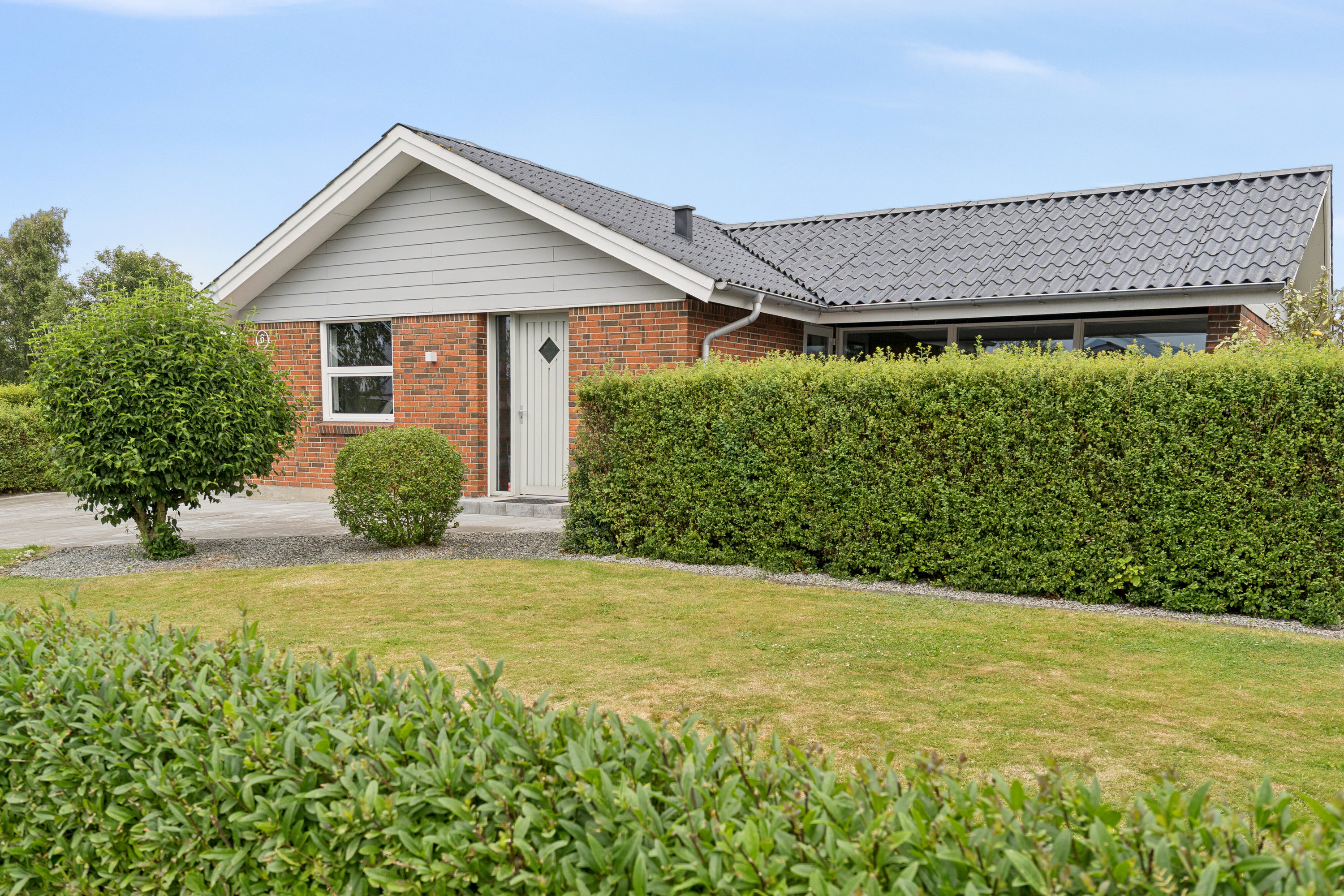 Fremhævet udendørs billede i fuldskærmstilstand. Billede af Rosenholmvej 6, 9800 Hjørring