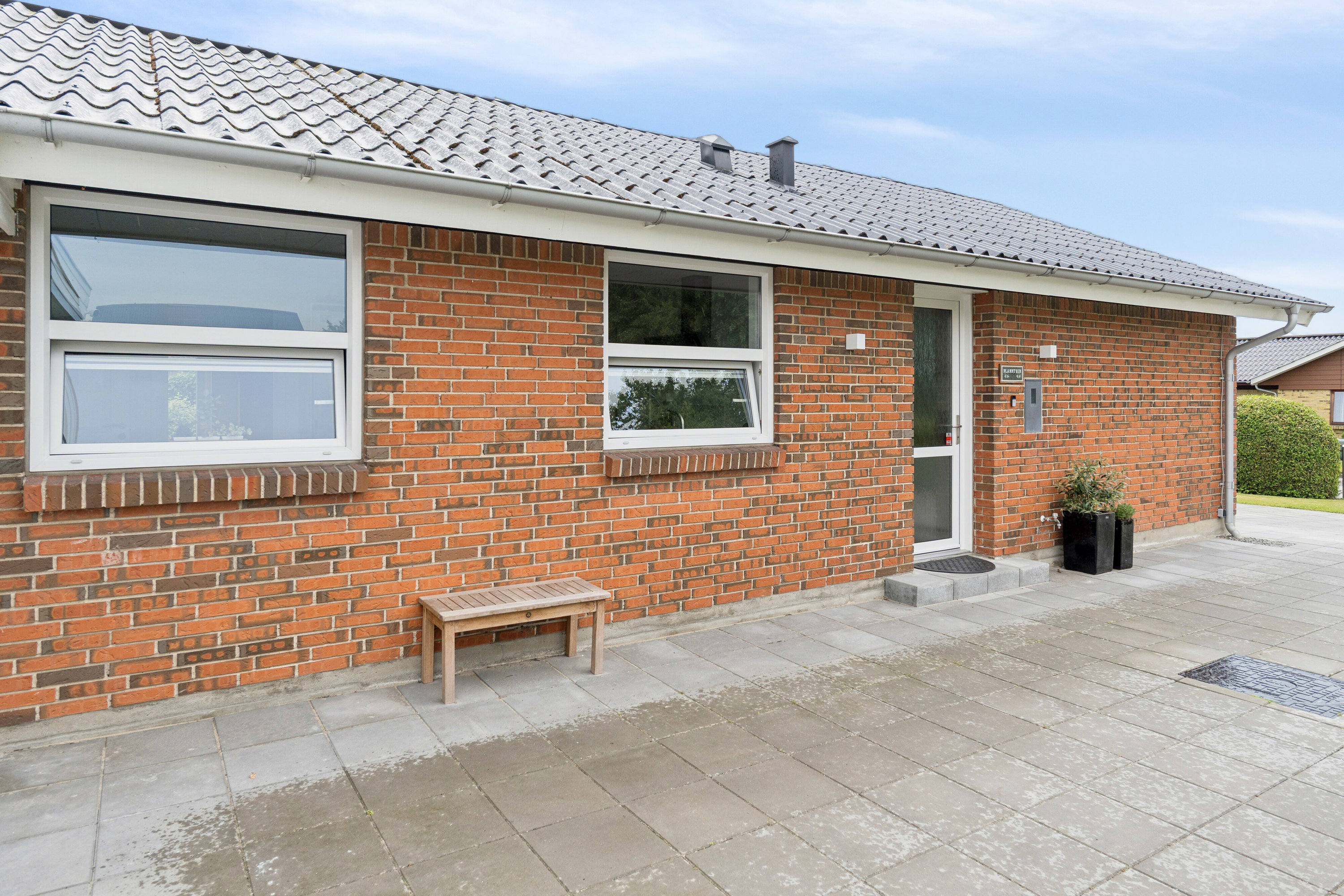 Fremhævet udendørs billede i fuldskærmstilstand. Billede af Rosenholmvej 6, 9800 Hjørring