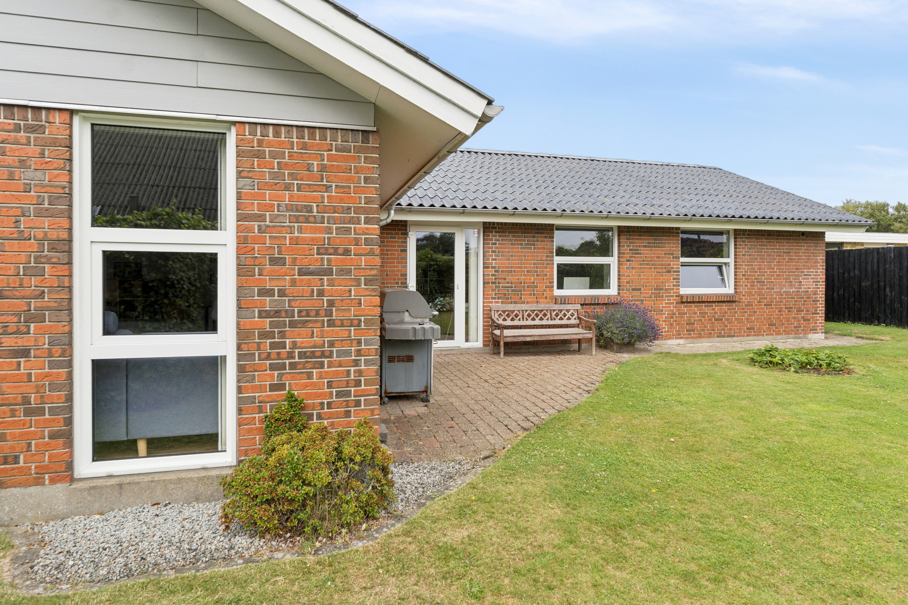 Fremhævet set fra haven billede i fuldskærmstilstand. Billede af Rosenholmvej 6, 9800 Hjørring