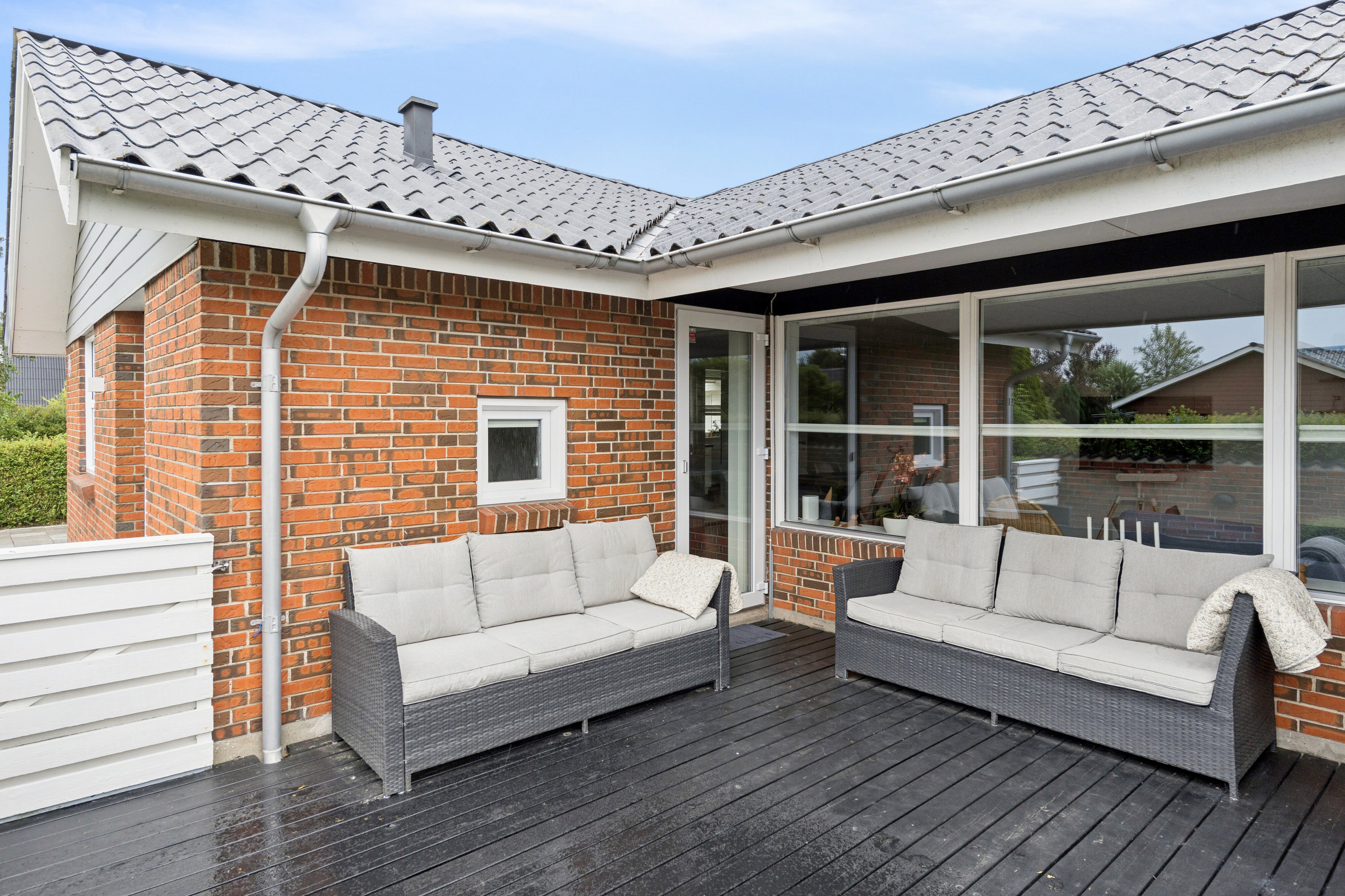 Fremhævet udendørs billede i fuldskærmstilstand. Billede af Rosenholmvej 6, 9800 Hjørring