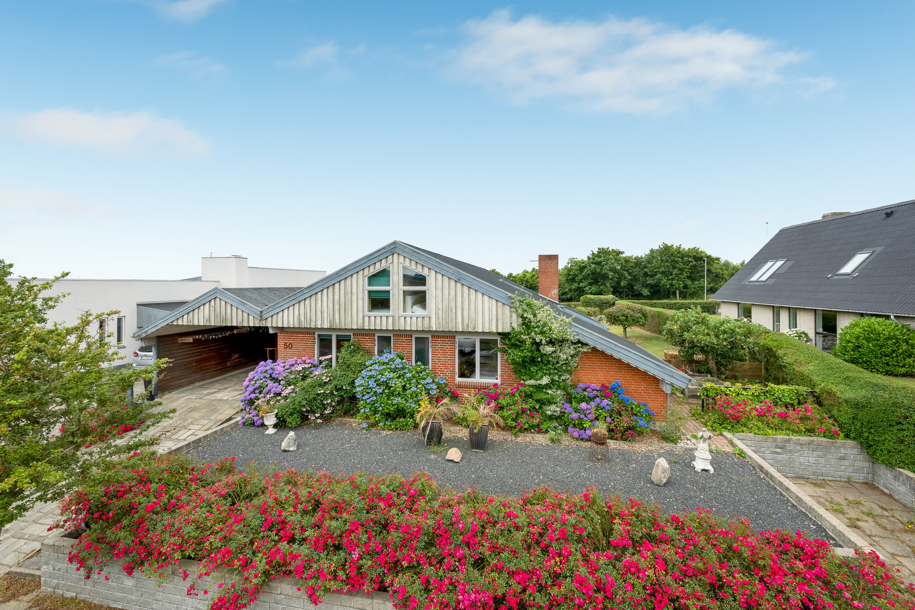 Fremhævet facade billede i fuldskærmstilstand. Billede af Heboltoft 50, Velling, 6950 Ringkøbing