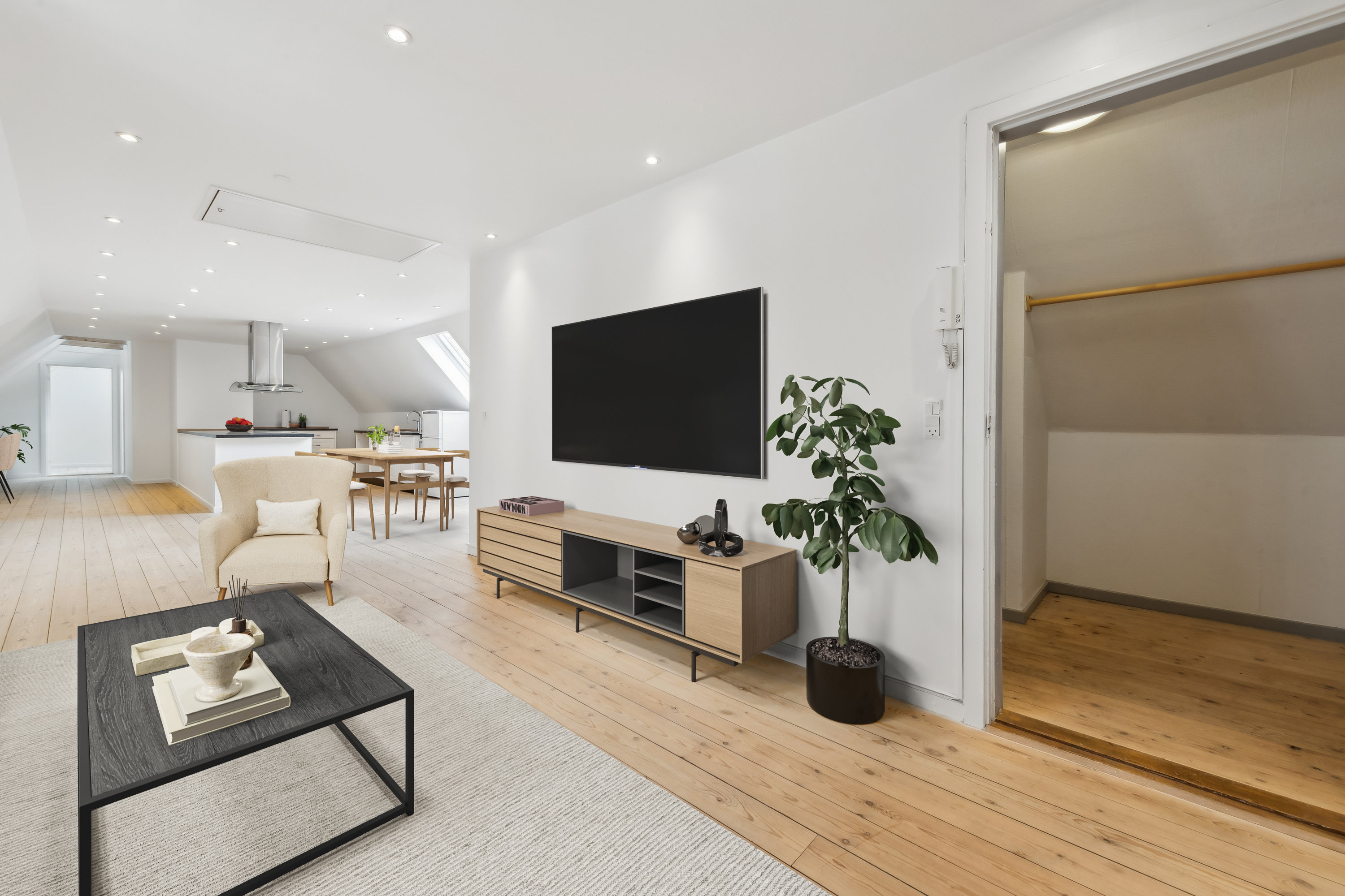 Miniaturebillede 2: entré/stue. Billede af Stengade 48D, 2., 3000 Helsingør