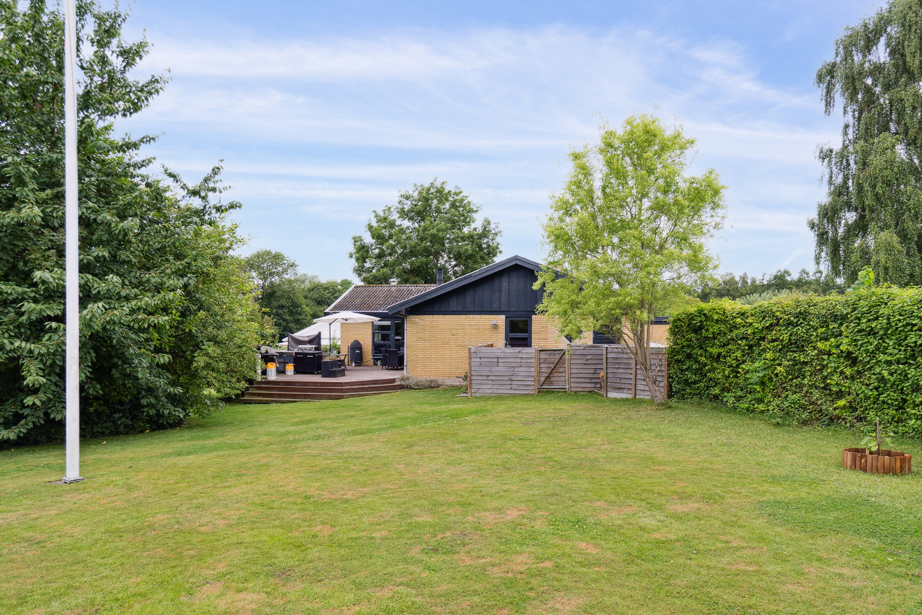 Fremhævet set fra haven billede i fuldskærmstilstand. Billede af Smedevangen 3, 4243 Rude