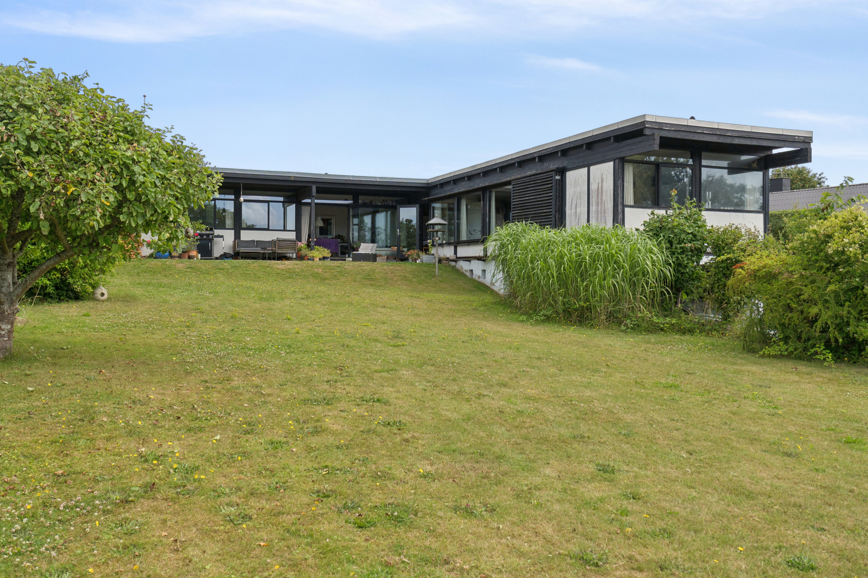 Miniaturebillede 2: set fra haven. Billede af Baldersvænget 10, Thurø, 5700 Svendborg