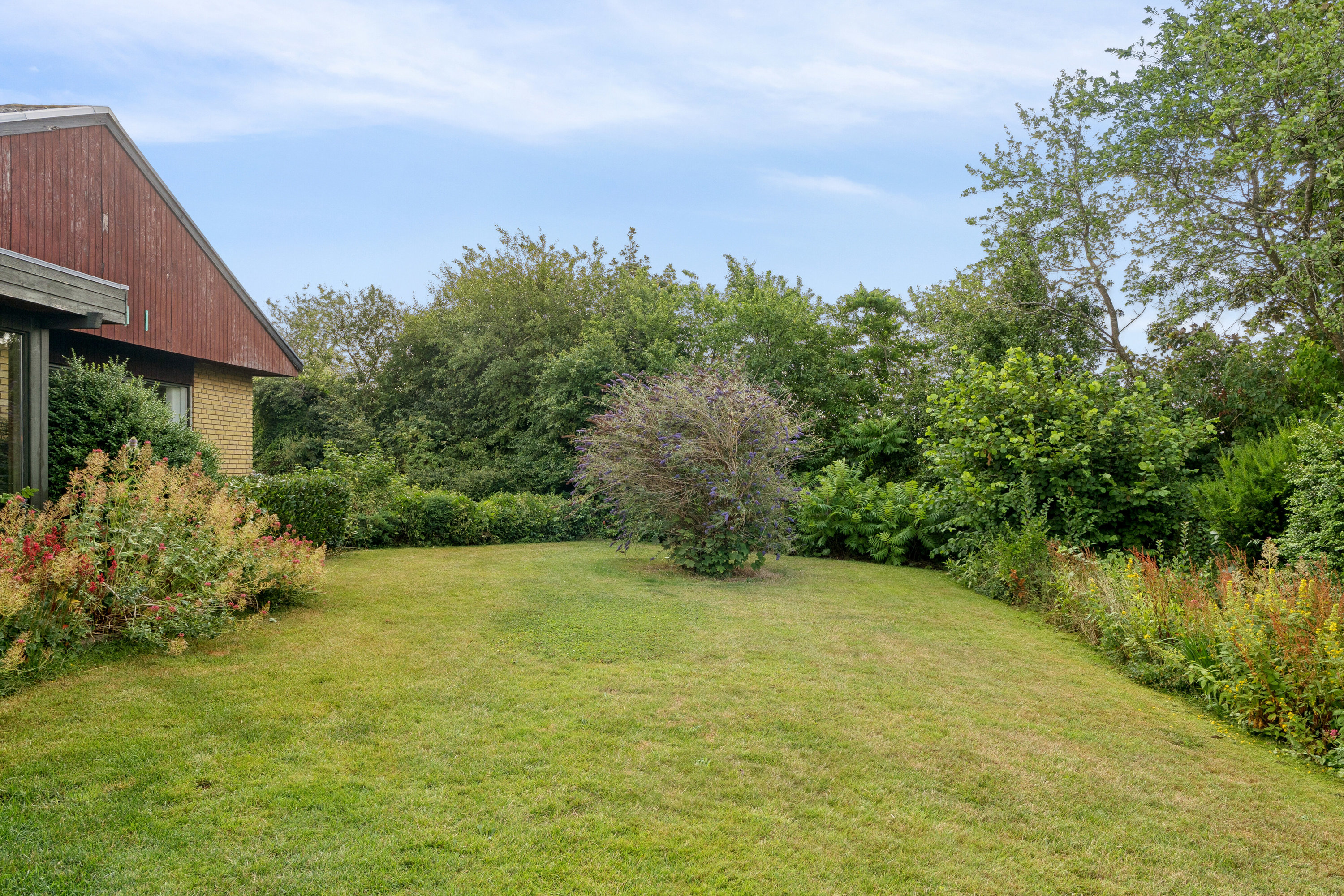 Fremhævet set fra haven billede i fuldskærmstilstand. Billede af Industrivej 13, 4720 Præstø