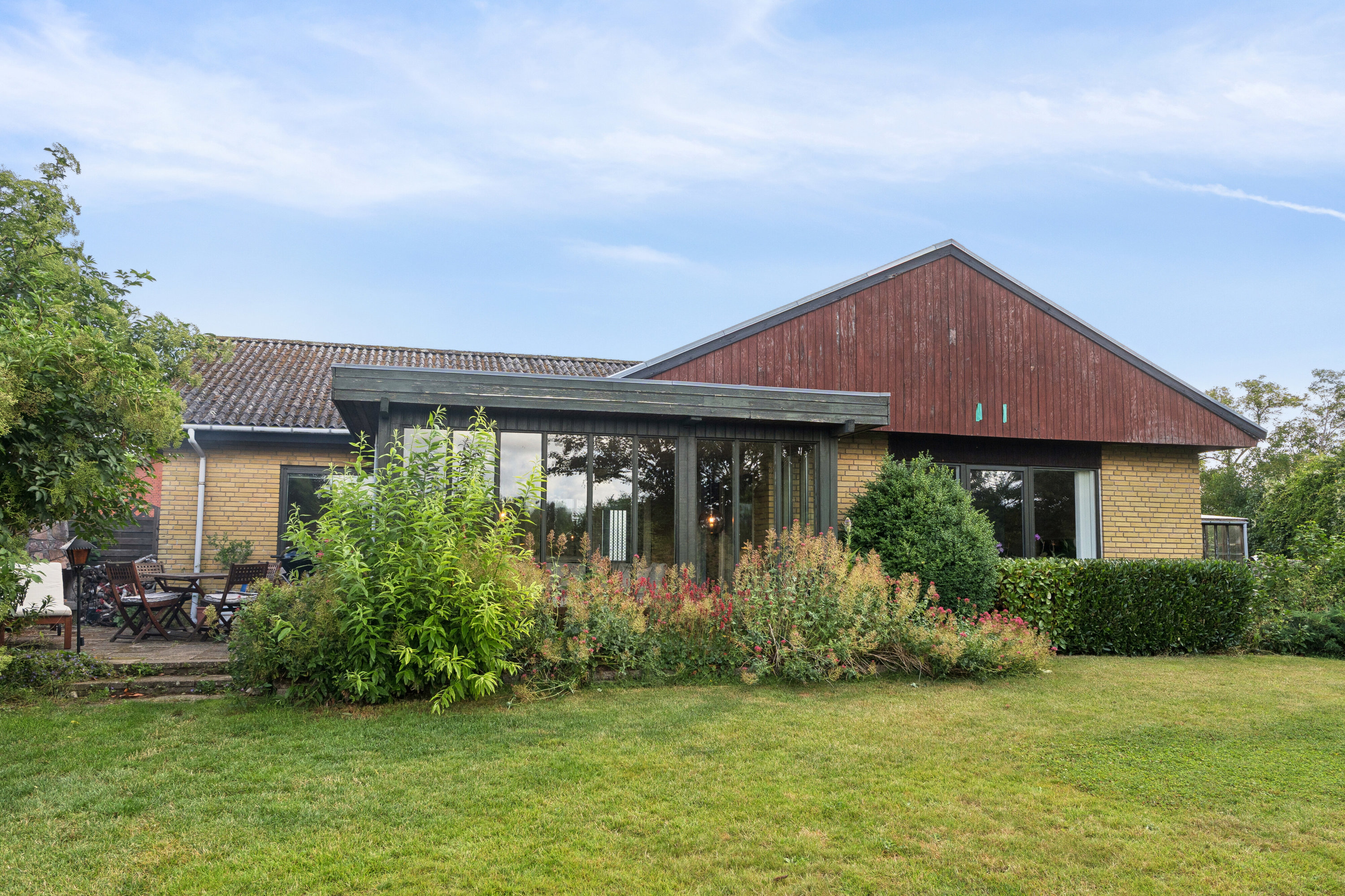 Fremhævet set fra haven billede i fuldskærmstilstand. Billede af Industrivej 13, 4720 Præstø