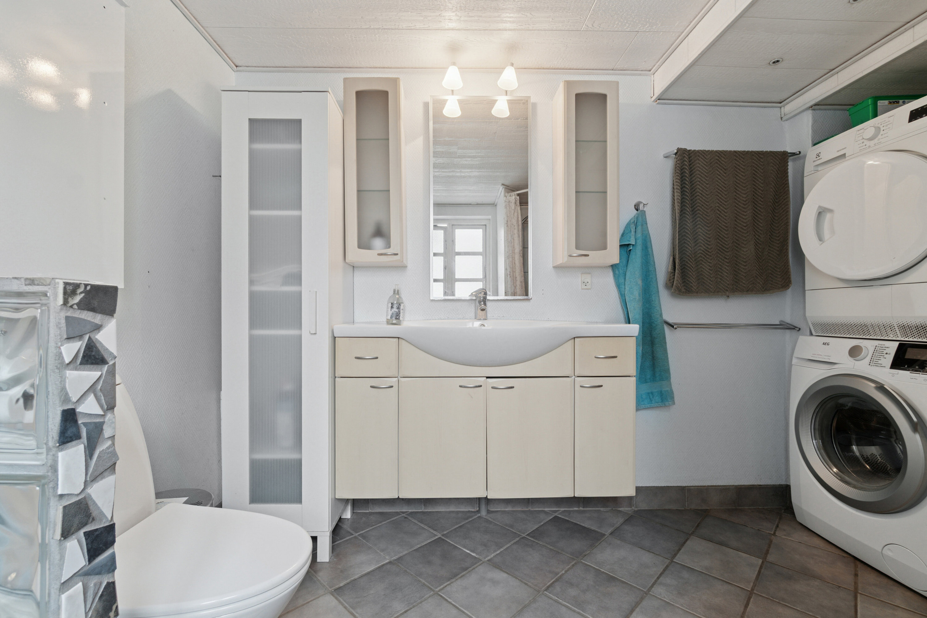 Fremhævet badeværelse billede i fuldskærmstilstand. Billede af Savmøllevej 4, Østermarie, 3751 Østermarie