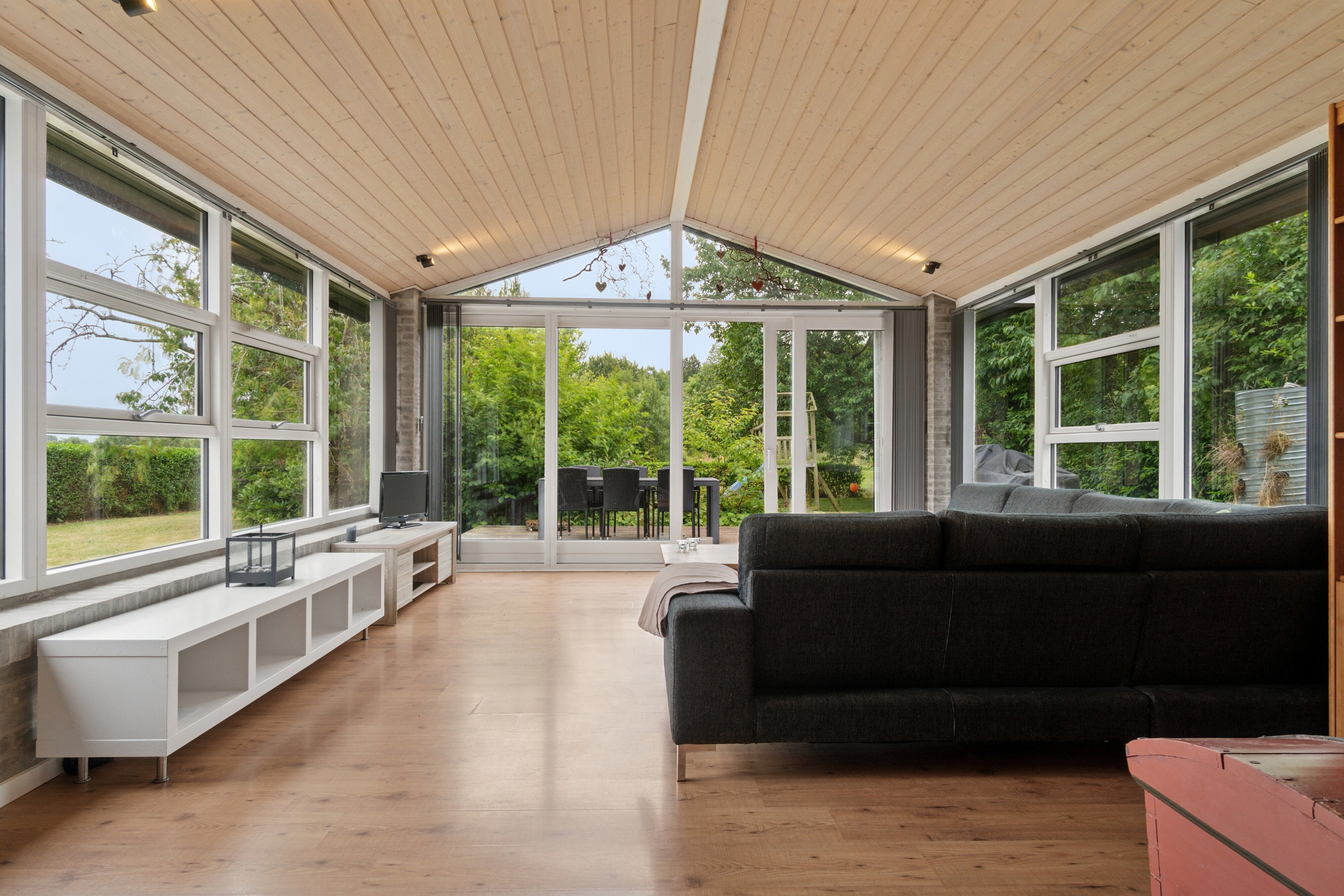 Fremhævet stue billede i fuldskærmstilstand. Billede af Savmøllevej 4, Østermarie, 3751 Østermarie