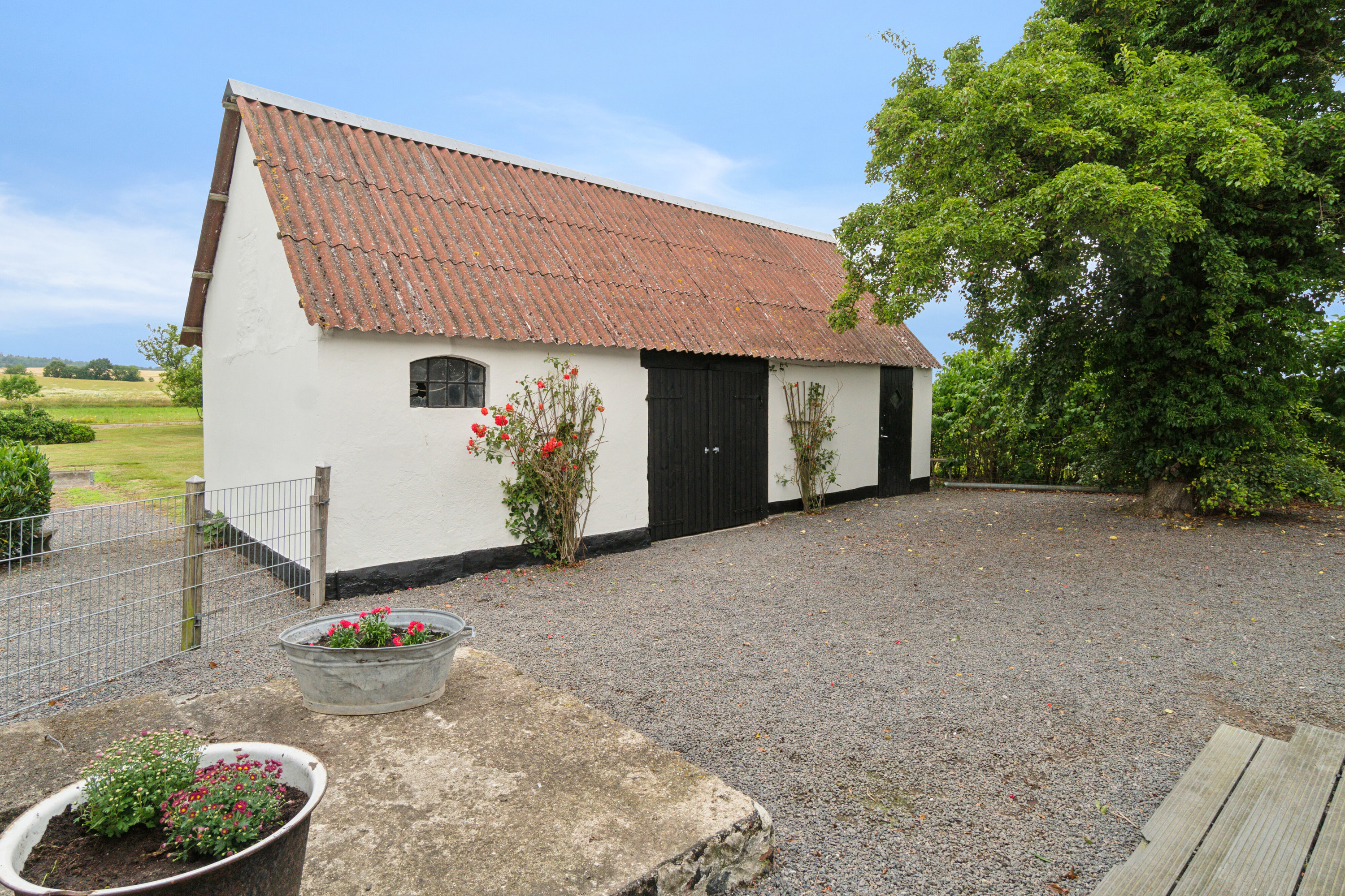 Fremhævet set fra vejen billede i fuldskærmstilstand. Billede af Savmøllevej 4, Østermarie, 3751 Østermarie