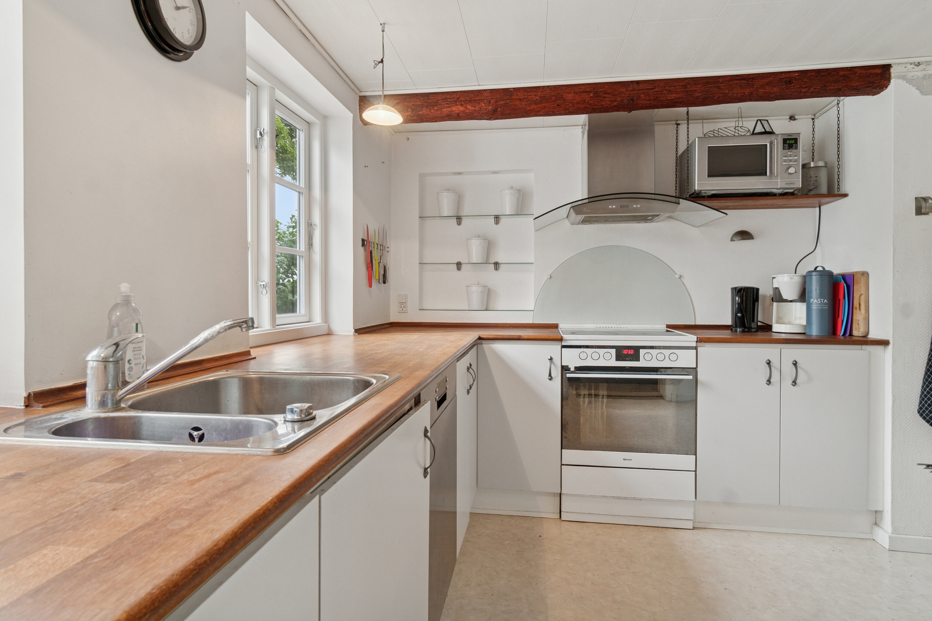 Fremhævet køkken billede i fuldskærmstilstand. Billede af Savmøllevej 4, Østermarie, 3751 Østermarie