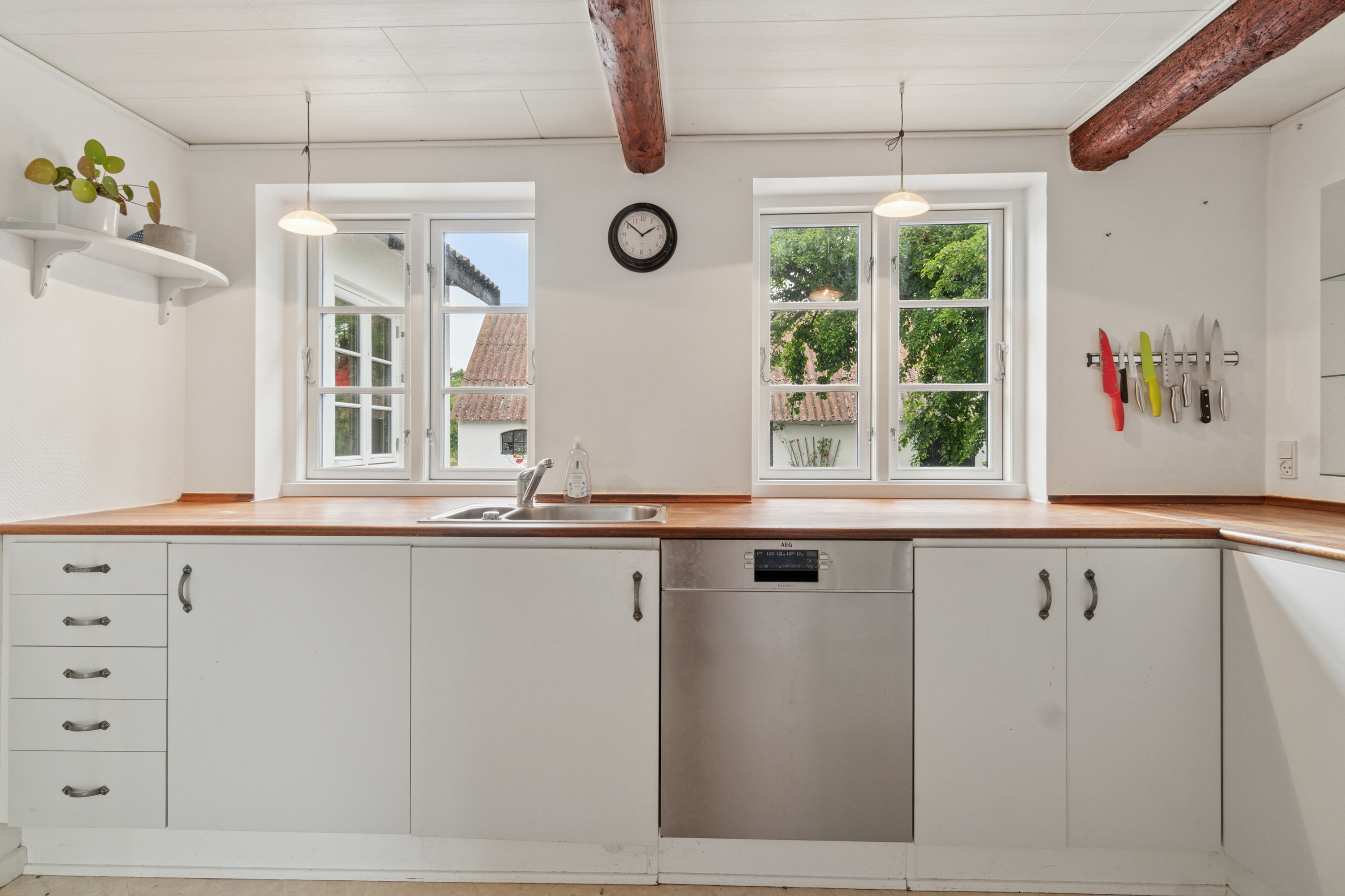 Fremhævet køkken billede i fuldskærmstilstand. Billede af Savmøllevej 4, Østermarie, 3751 Østermarie