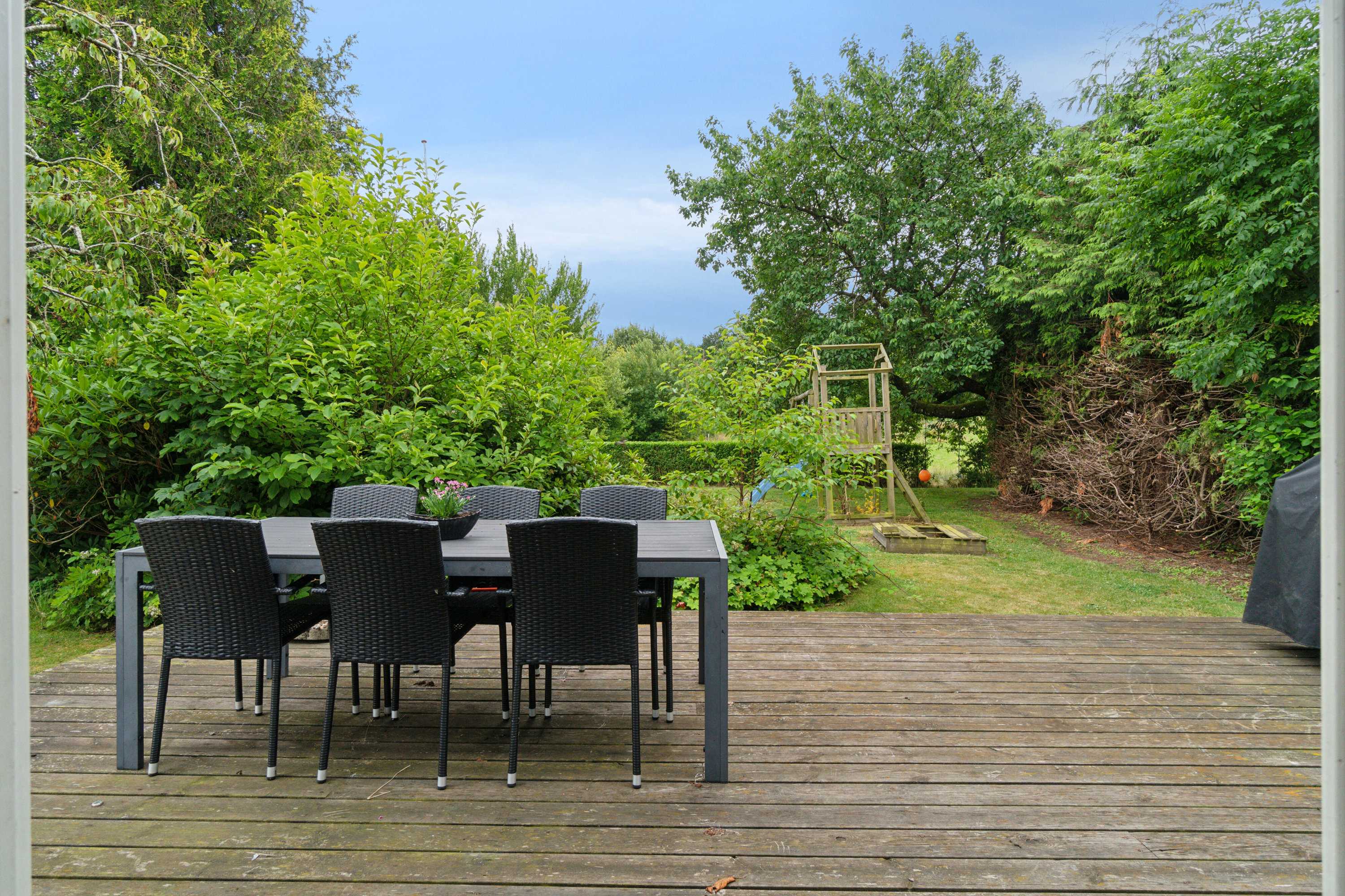 Fremhævet terrasse billede i fuldskærmstilstand. Billede af Savmøllevej 4, Østermarie, 3751 Østermarie