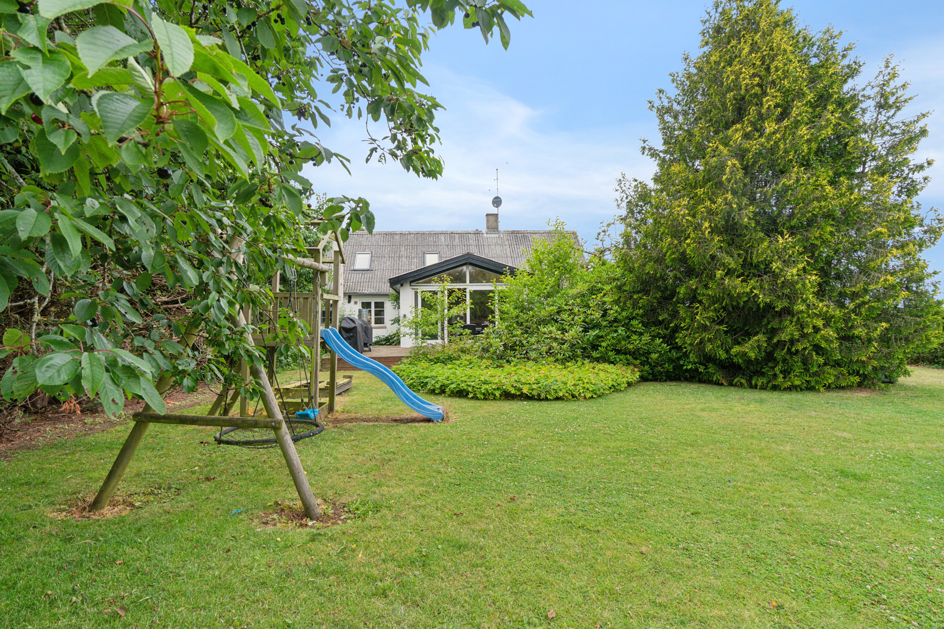 Fremhævet omgivelser billede i fuldskærmstilstand. Billede af Savmøllevej 4, Østermarie, 3751 Østermarie