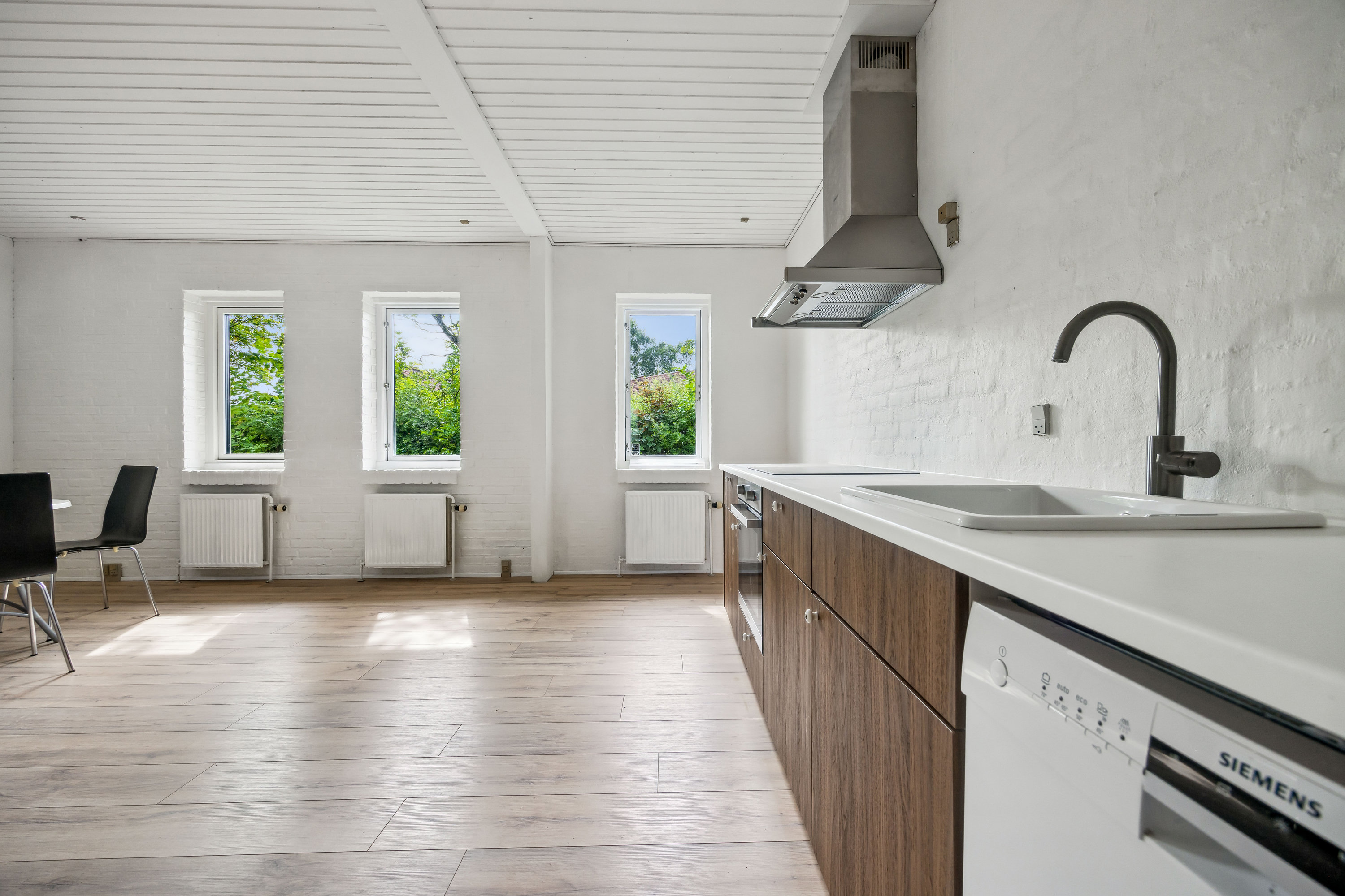 Fremhævet køkken-alrum billede i fuldskærmstilstand. Billede af Jernbanegade 16, 9610 Nørager