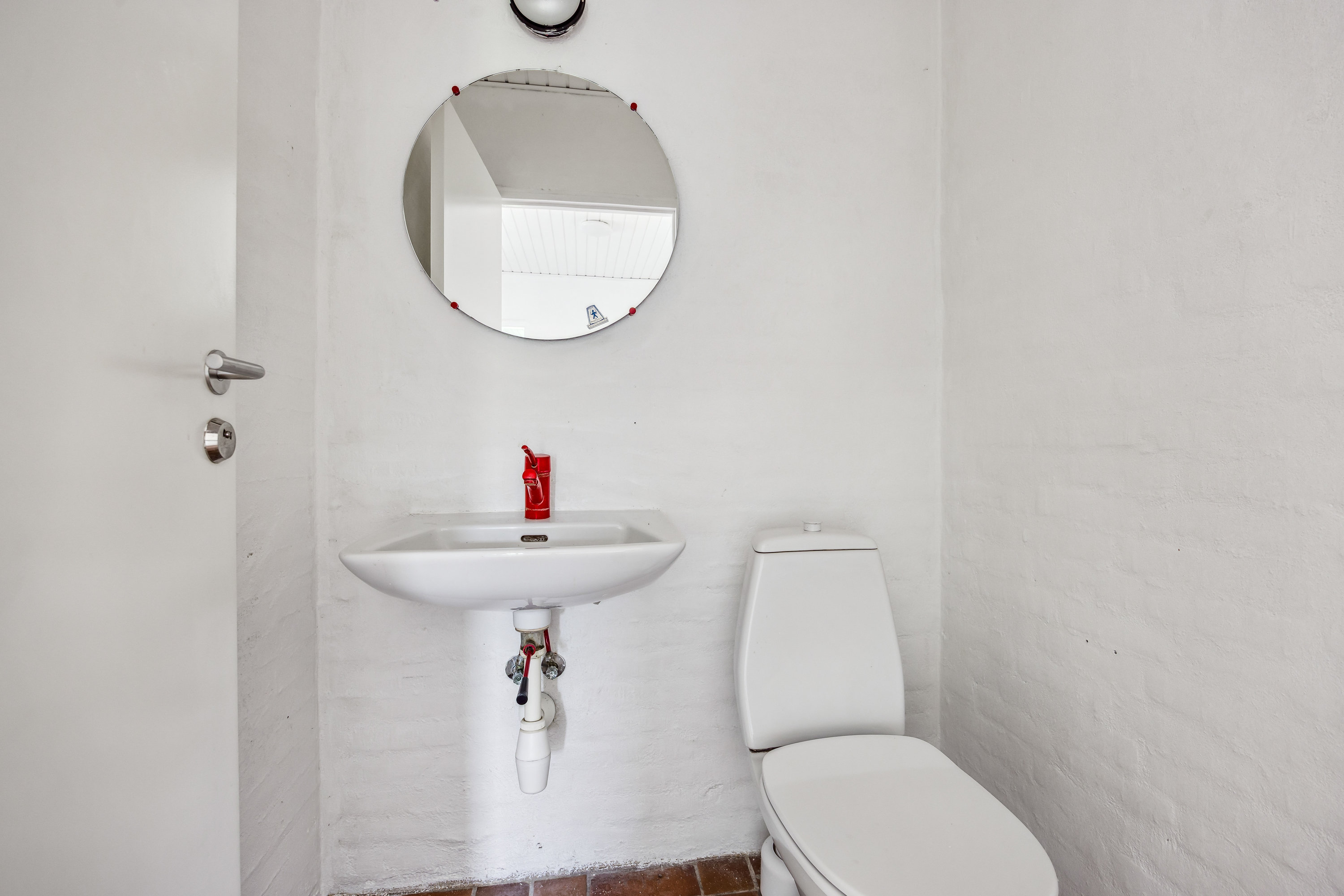 Fremhævet toilet billede i fuldskærmstilstand. Billede af Jernbanegade 16, 9610 Nørager