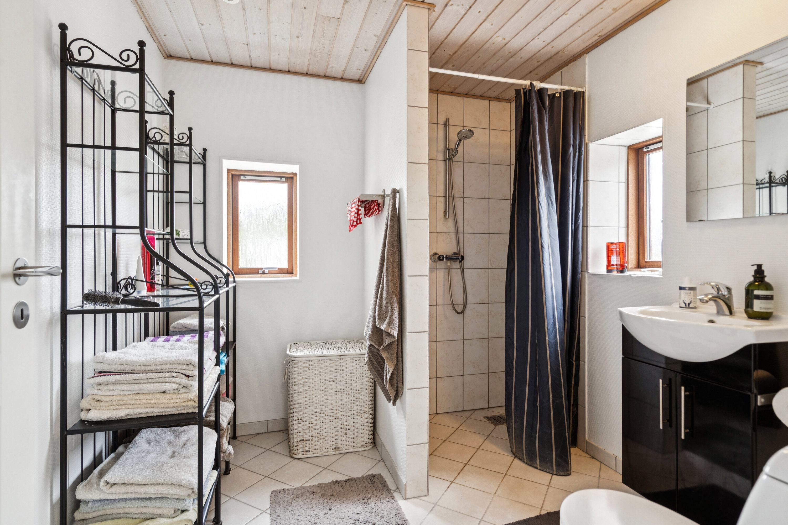 Fremhævet badeværelse billede i fuldskærmstilstand. Billede af Nyborgvej 33, Refsvindinge, 5853 Ørbæk