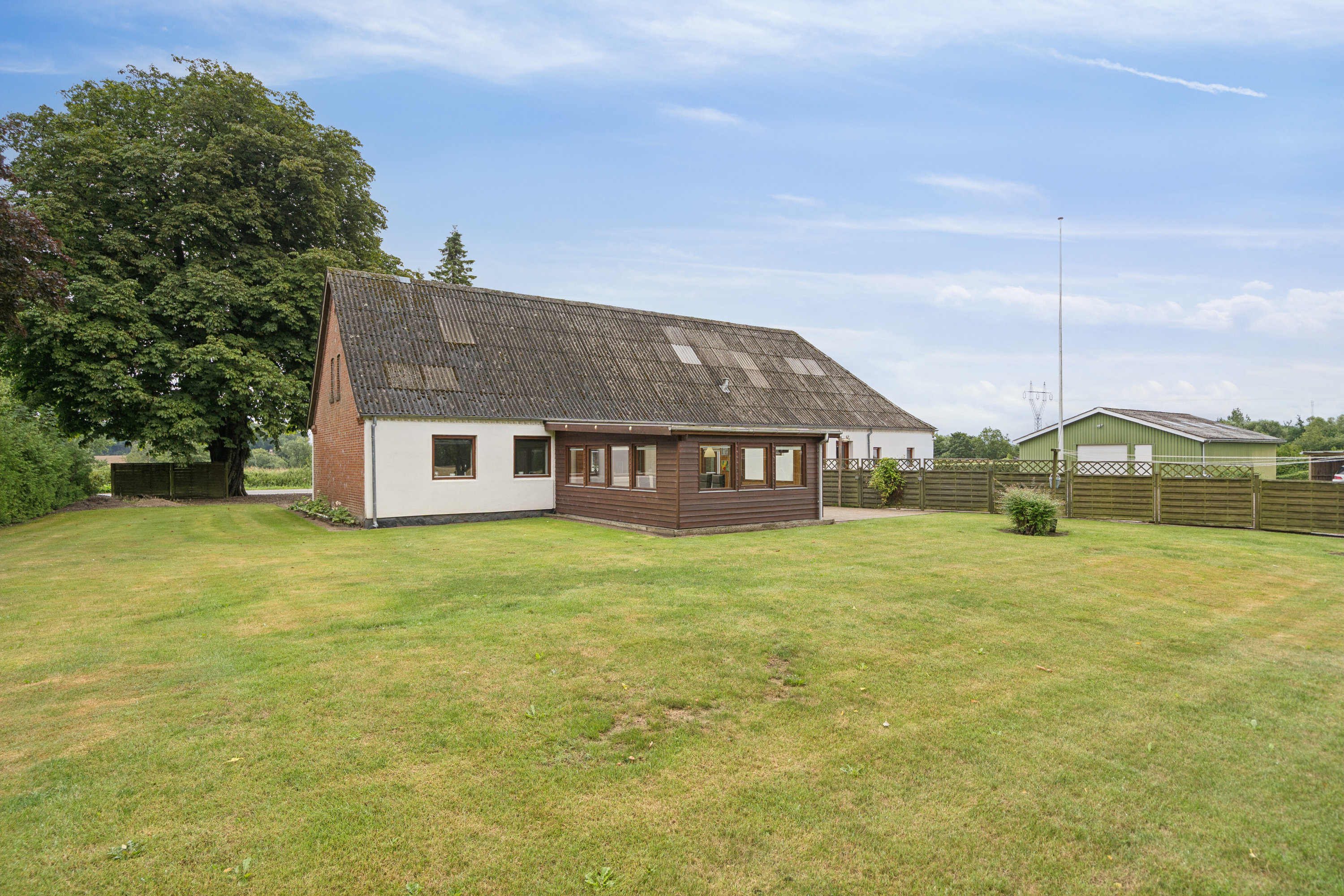 Fremhævet set fra haven billede i fuldskærmstilstand. Billede af Nyborgvej 33, Refsvindinge, 5853 Ørbæk