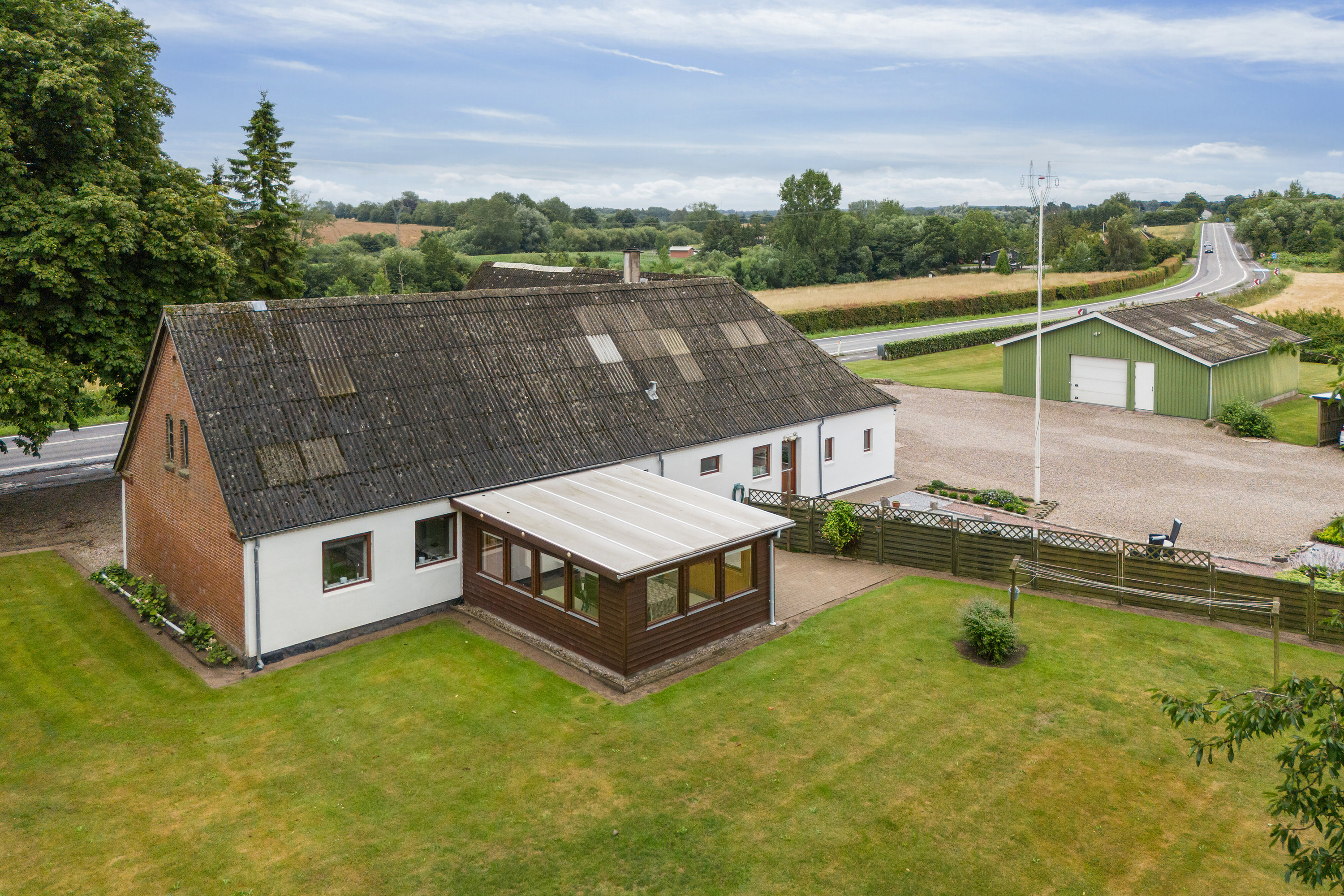 Fremhævet set fra haven billede i fuldskærmstilstand. Billede af Nyborgvej 33, Refsvindinge, 5853 Ørbæk