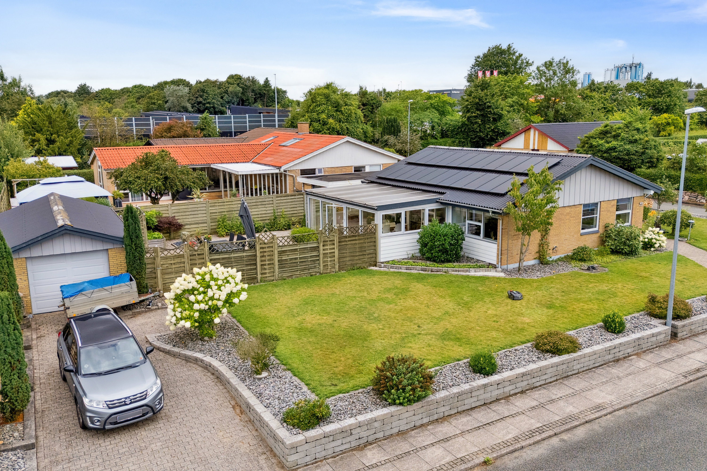 Fremhævet set fra vejen billede i fuldskærmstilstand. Billede af Anemonevej 11, 8722 Hedensted