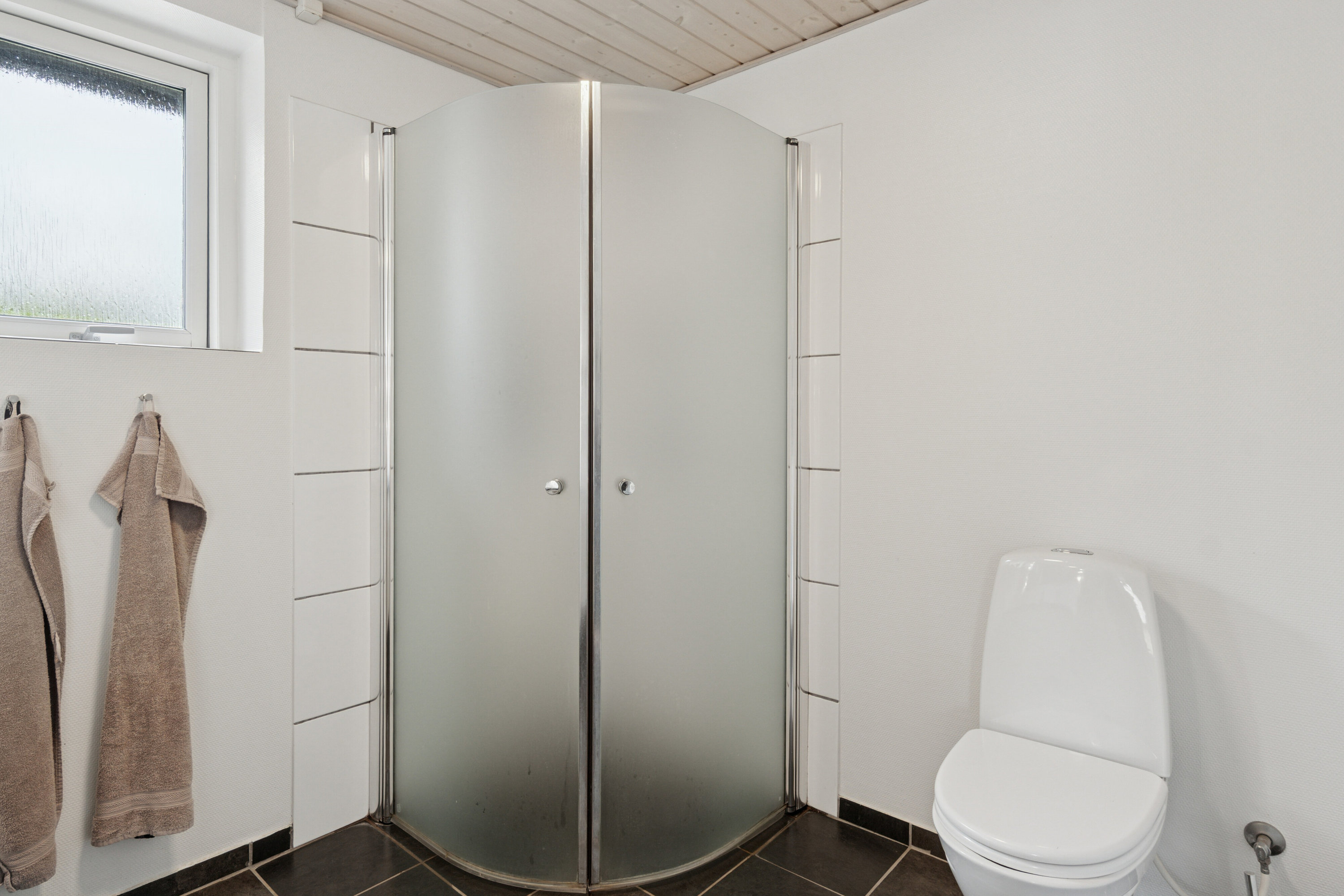 Fremhævet badeværelse billede i fuldskærmstilstand. Billede af Anemonevej 11, 8722 Hedensted