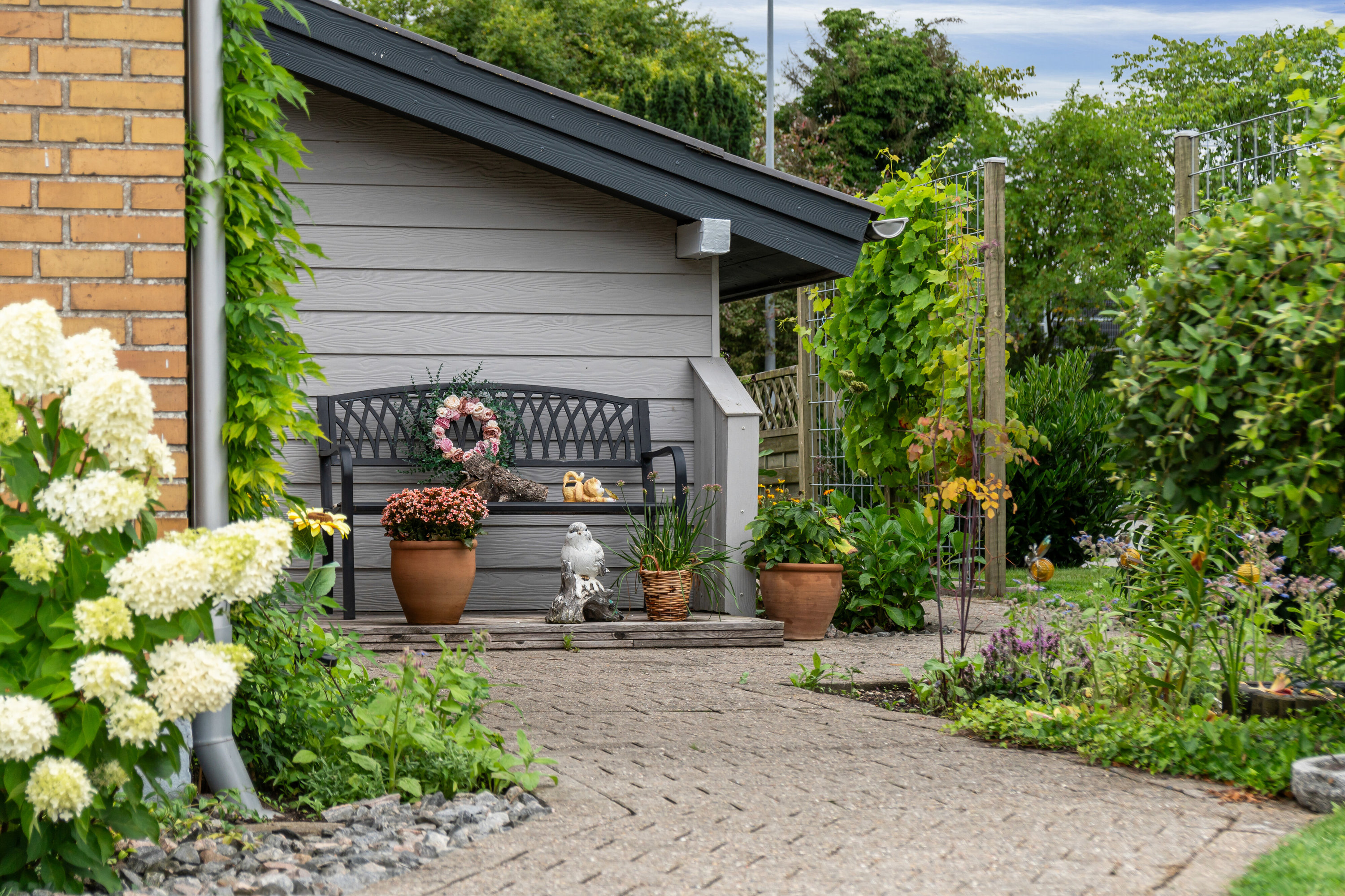 Fremhævet set fra vejen billede i fuldskærmstilstand. Billede af Anemonevej 11, 8722 Hedensted