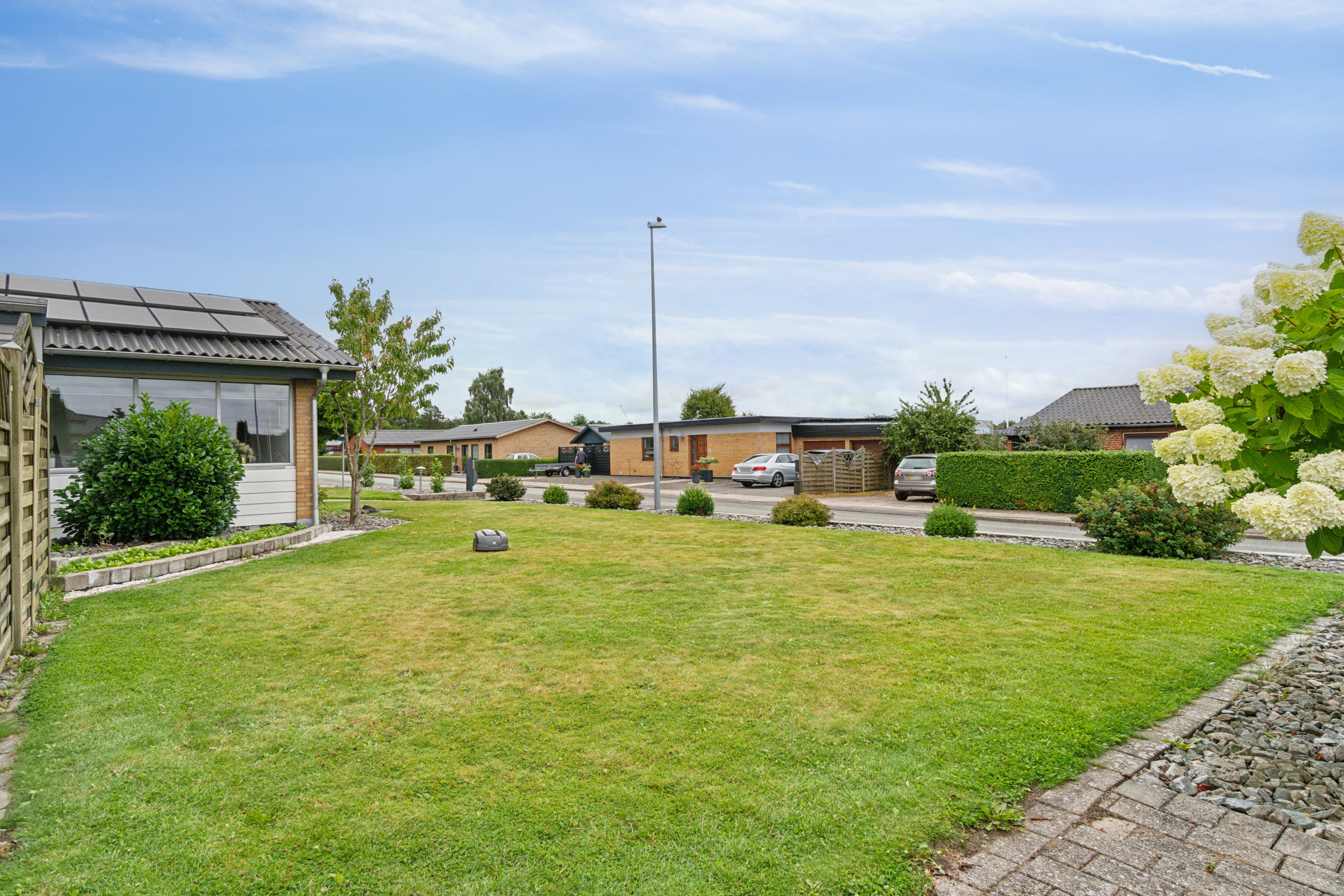 Fremhævet set fra haven billede i fuldskærmstilstand. Billede af Anemonevej 11, 8722 Hedensted