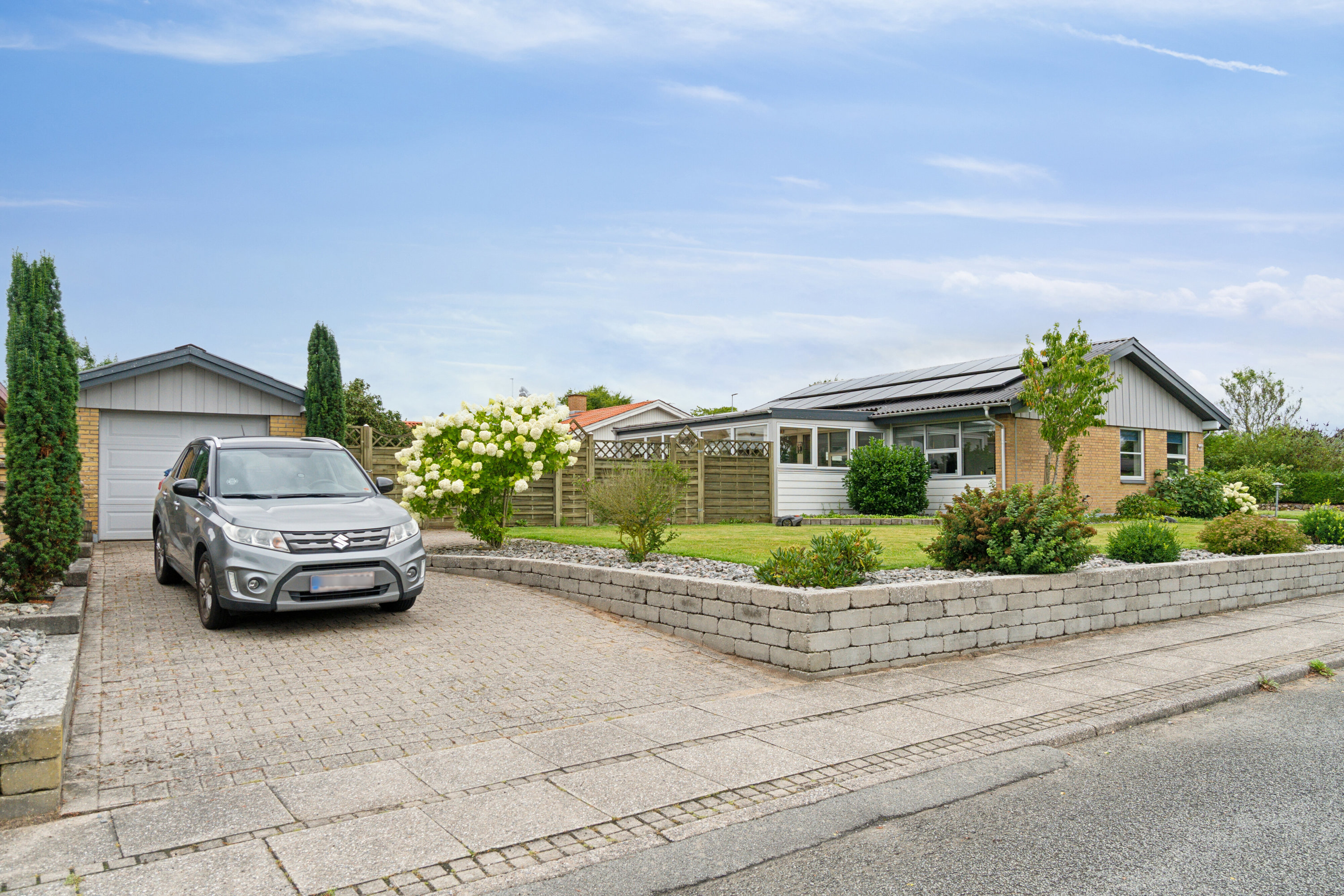 Fremhævet set fra vejen billede i fuldskærmstilstand. Billede af Anemonevej 11, 8722 Hedensted