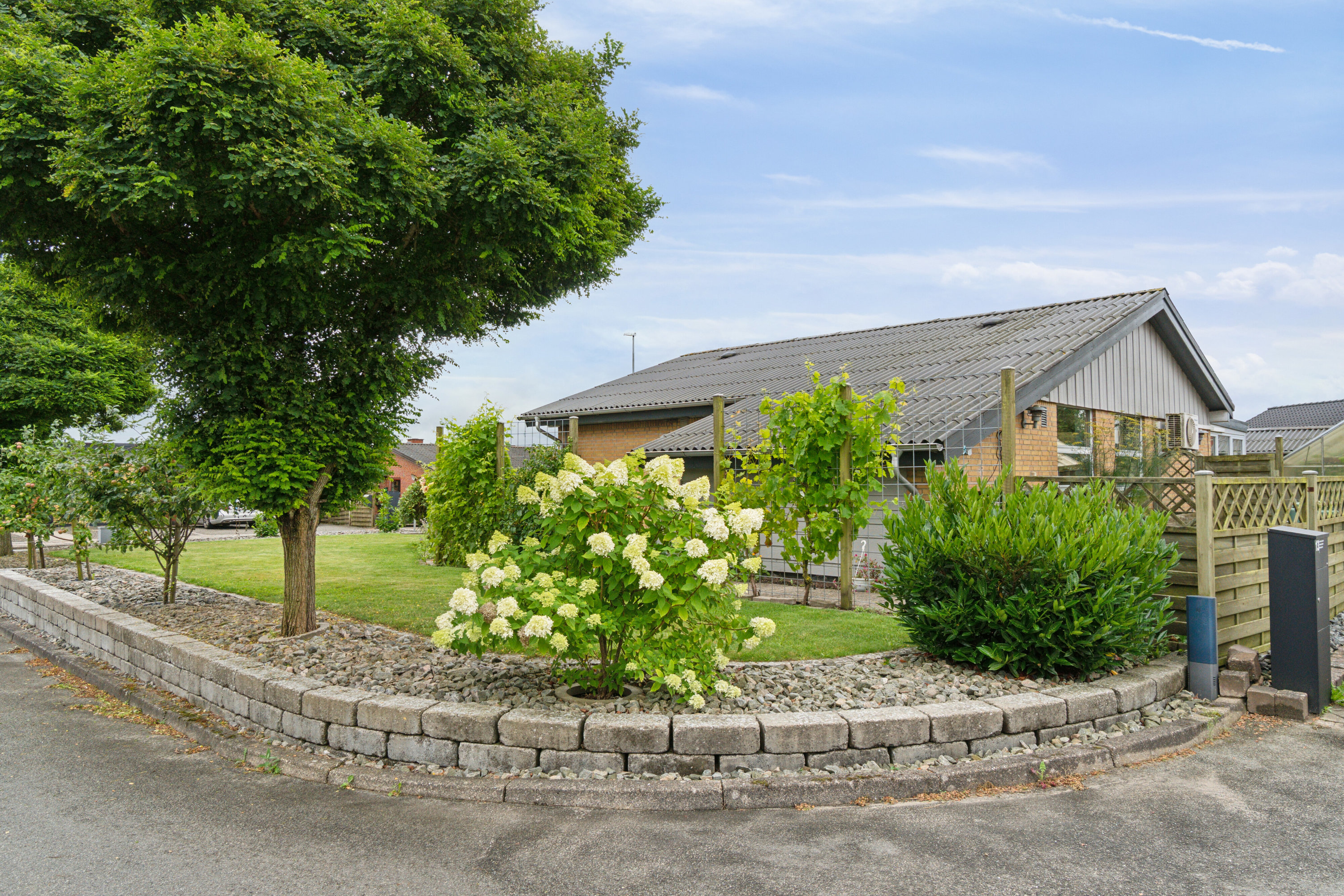 Fremhævet set fra haven billede i fuldskærmstilstand. Billede af Anemonevej 11, 8722 Hedensted