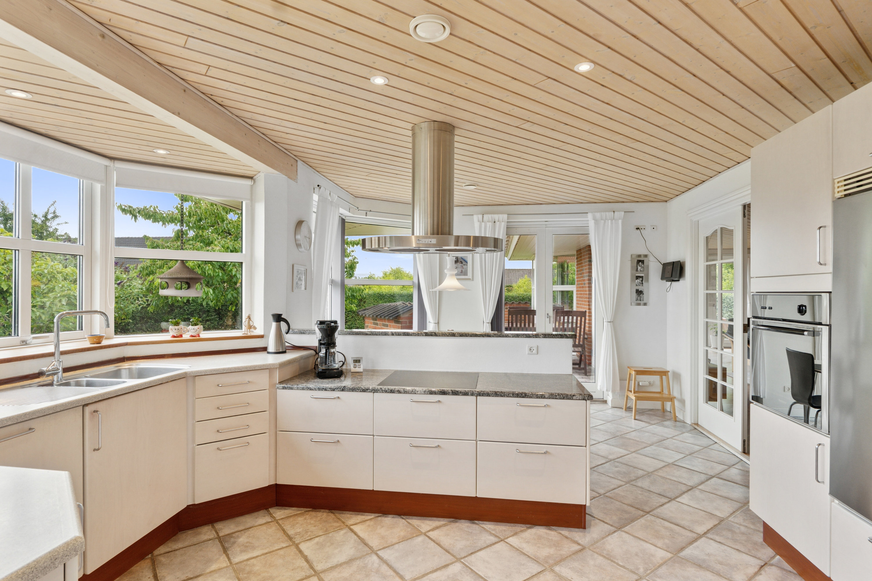 Fremhævet køkken-alrum billede i fuldskærmstilstand. Billede af Carl Nielsens Vej 1, 4700 Næstved