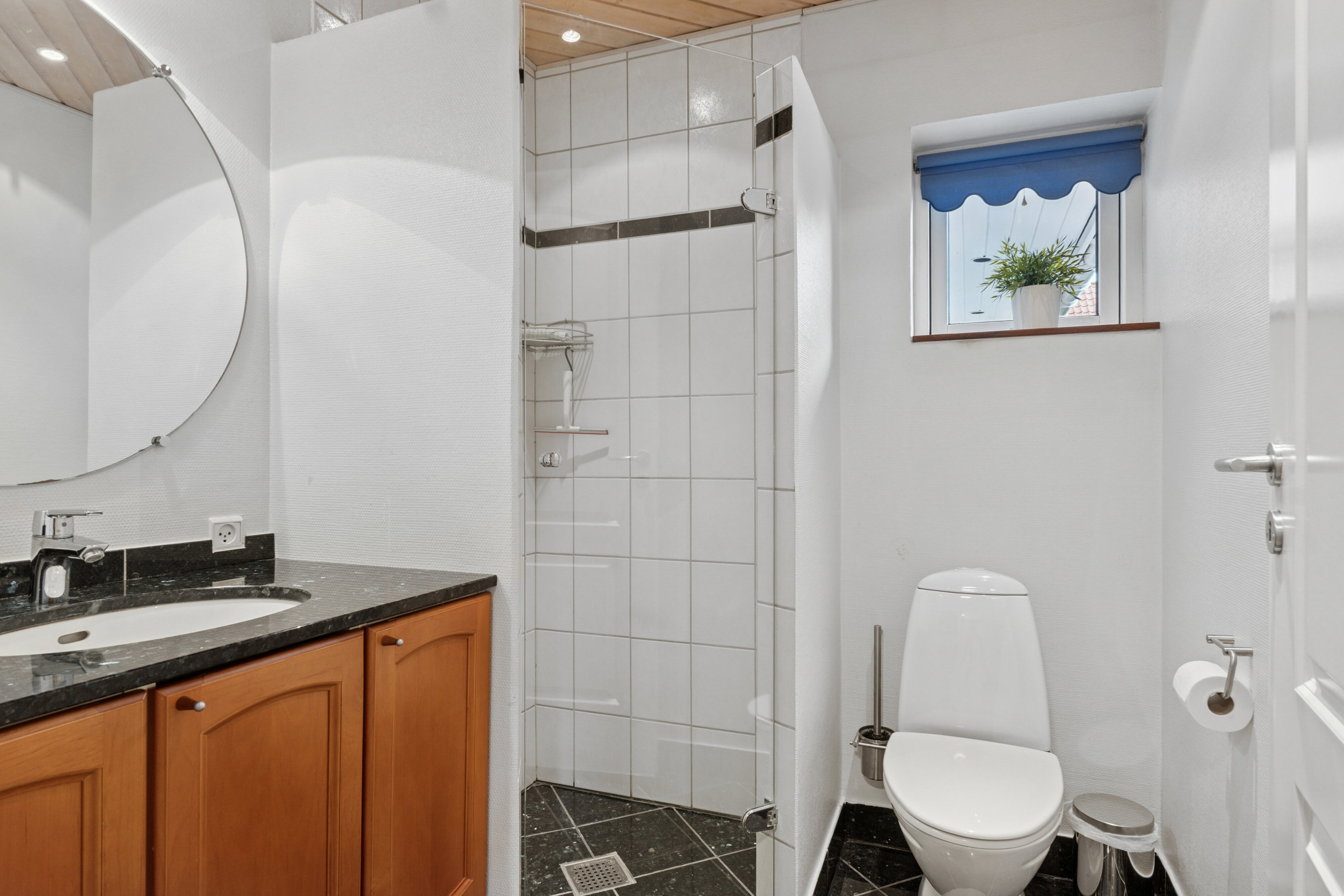 Fremhævet badeværelse billede i fuldskærmstilstand. Billede af Carl Nielsens Vej 1, 4700 Næstved