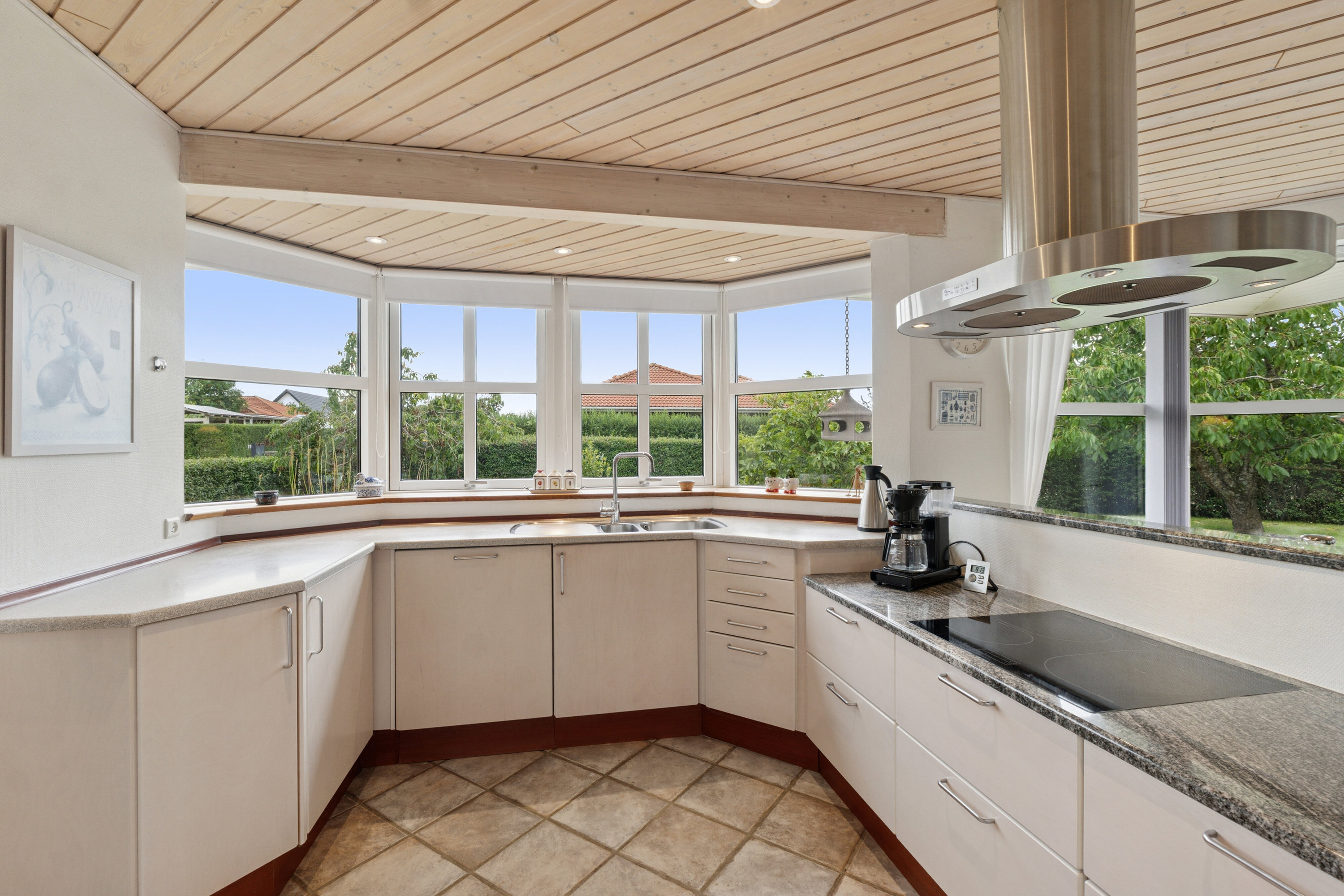 Fremhævet køkken-alrum billede i fuldskærmstilstand. Billede af Carl Nielsens Vej 1, 4700 Næstved