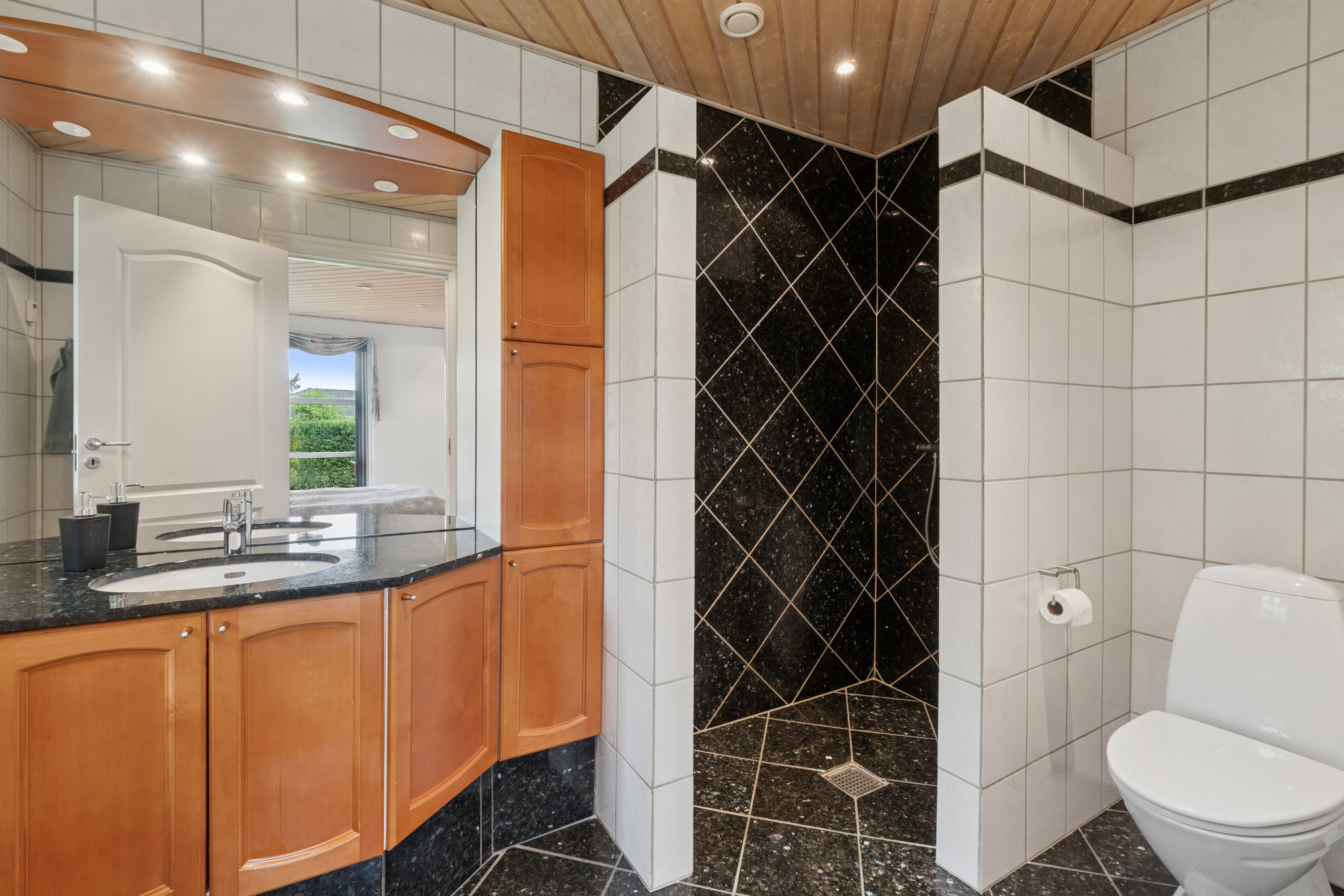 Fremhævet badeværelse billede i fuldskærmstilstand. Billede af Carl Nielsens Vej 1, 4700 Næstved